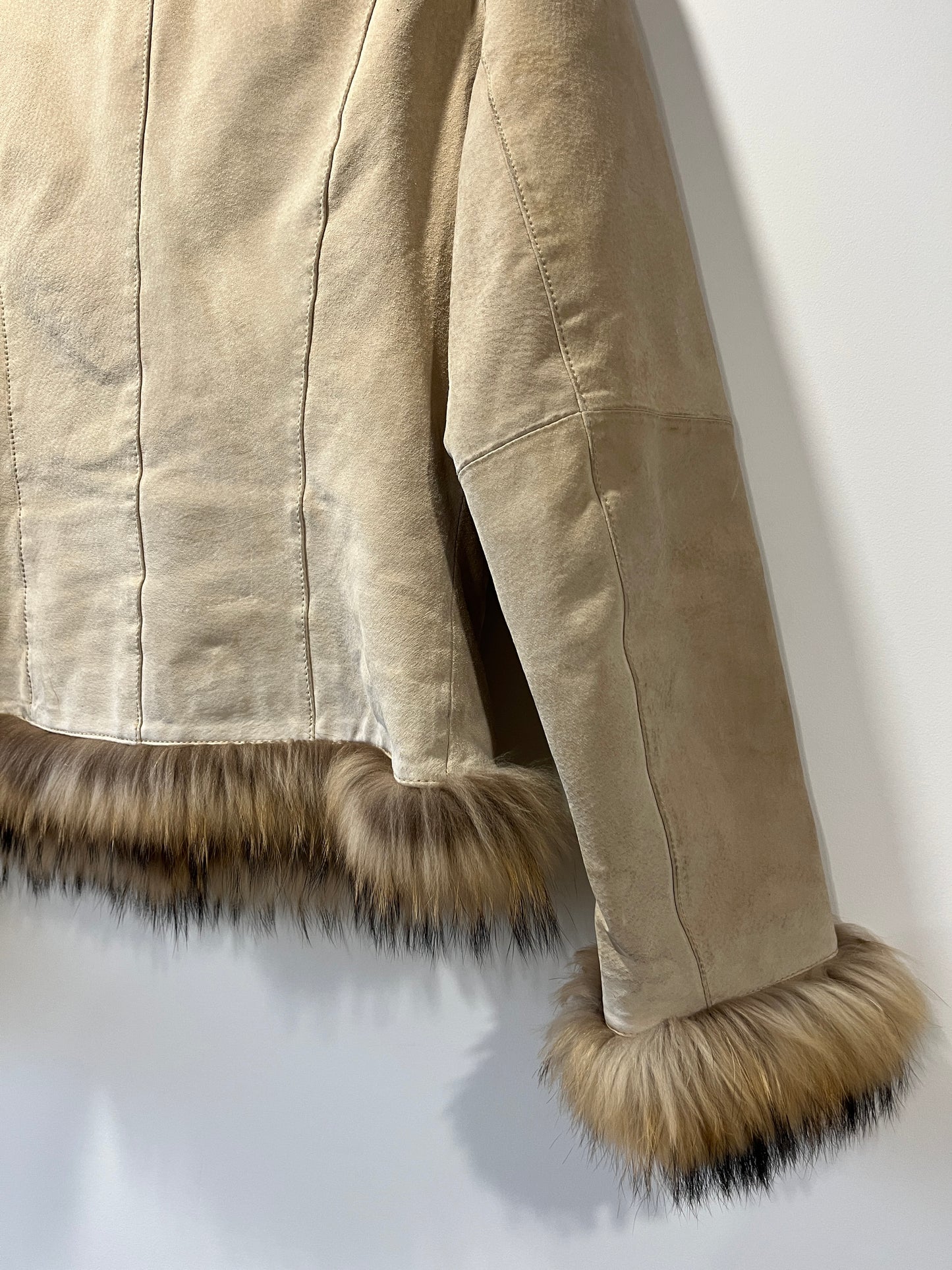 Veste en cuir beige avec bordures en fourrure