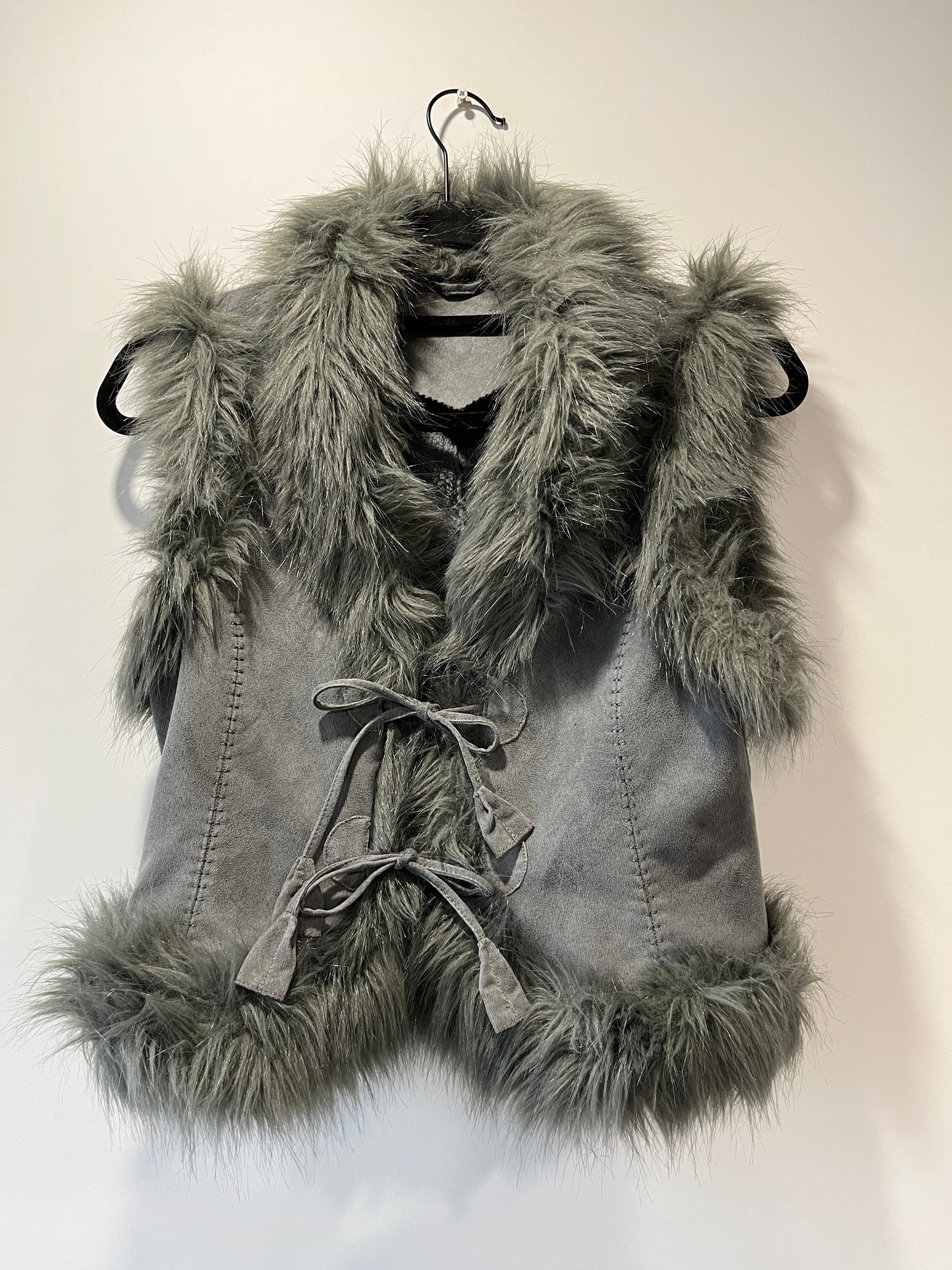 Gilet gris avec bordures en fausse fourrure