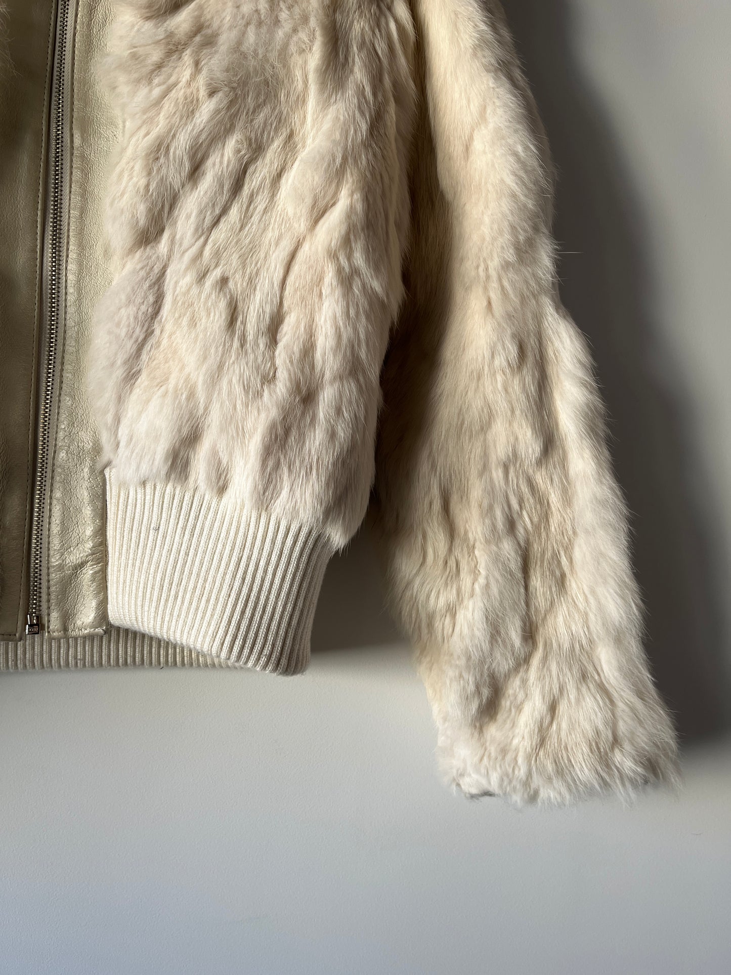 Veste courte en fourrure crème