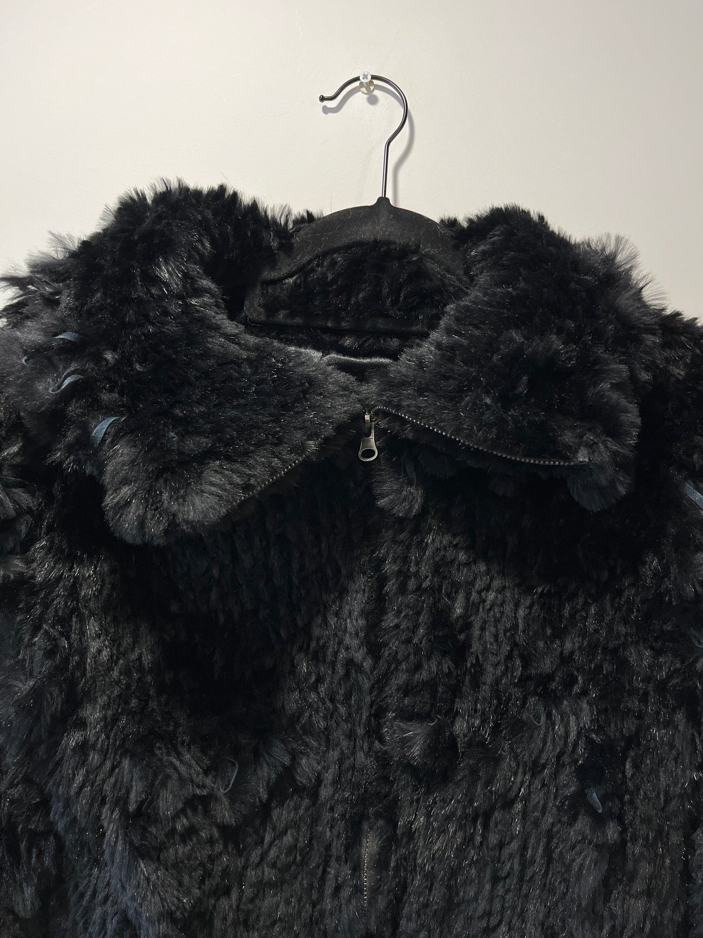 Veste en fourrure noire tressée