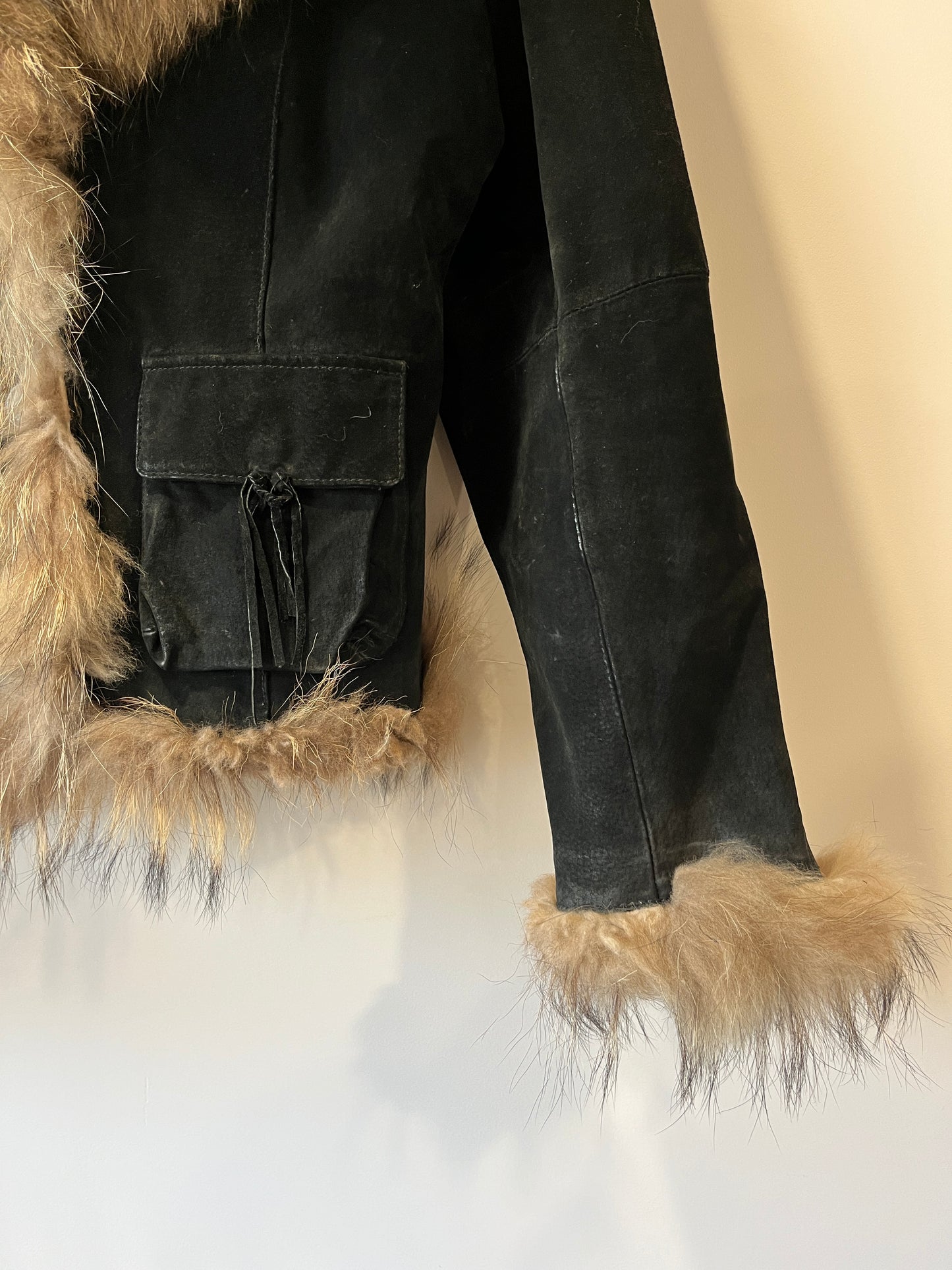 Veste en cuir noir avec bordures en fourrure