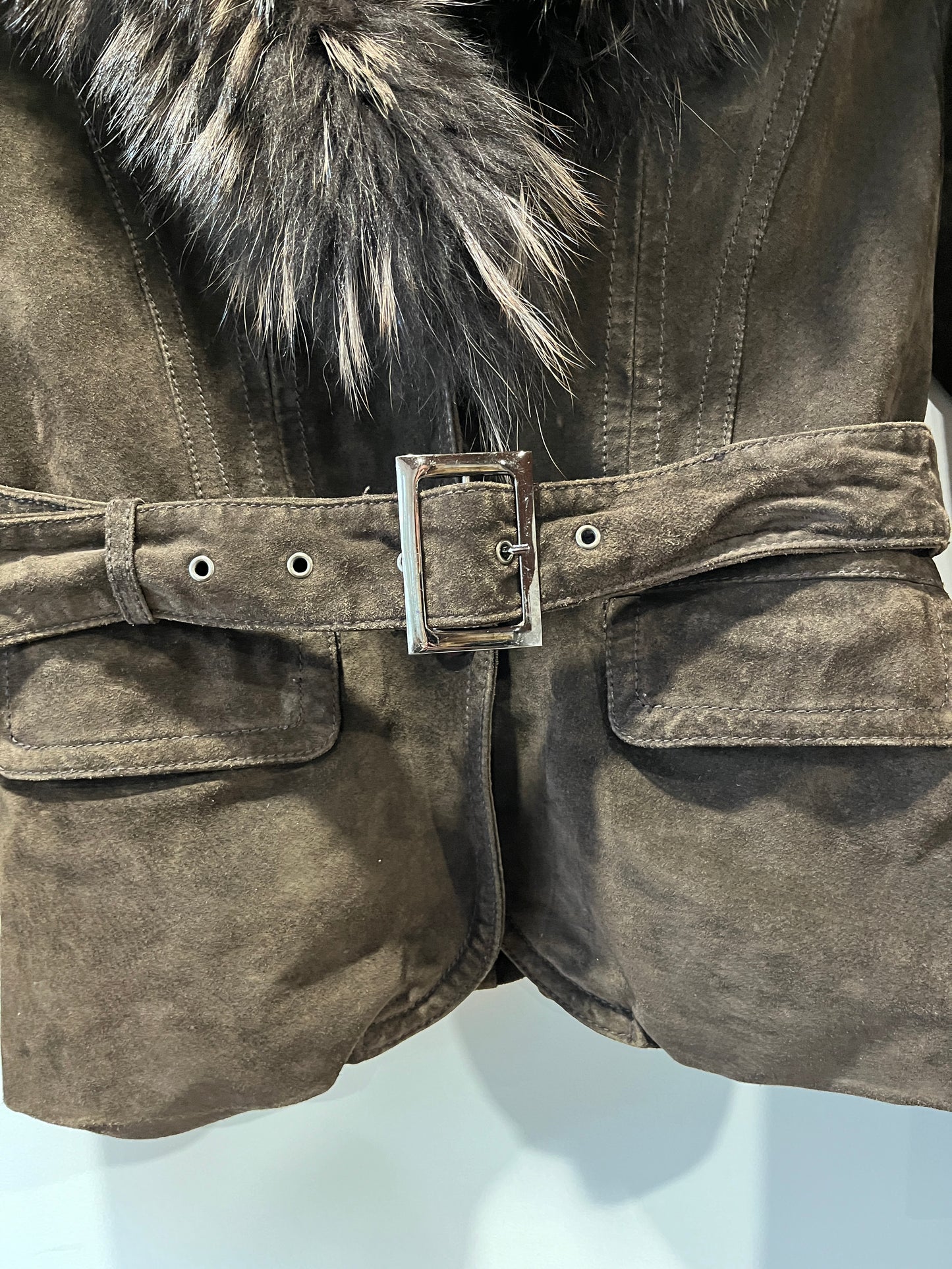 Veste en cuir marron et col en fourrure