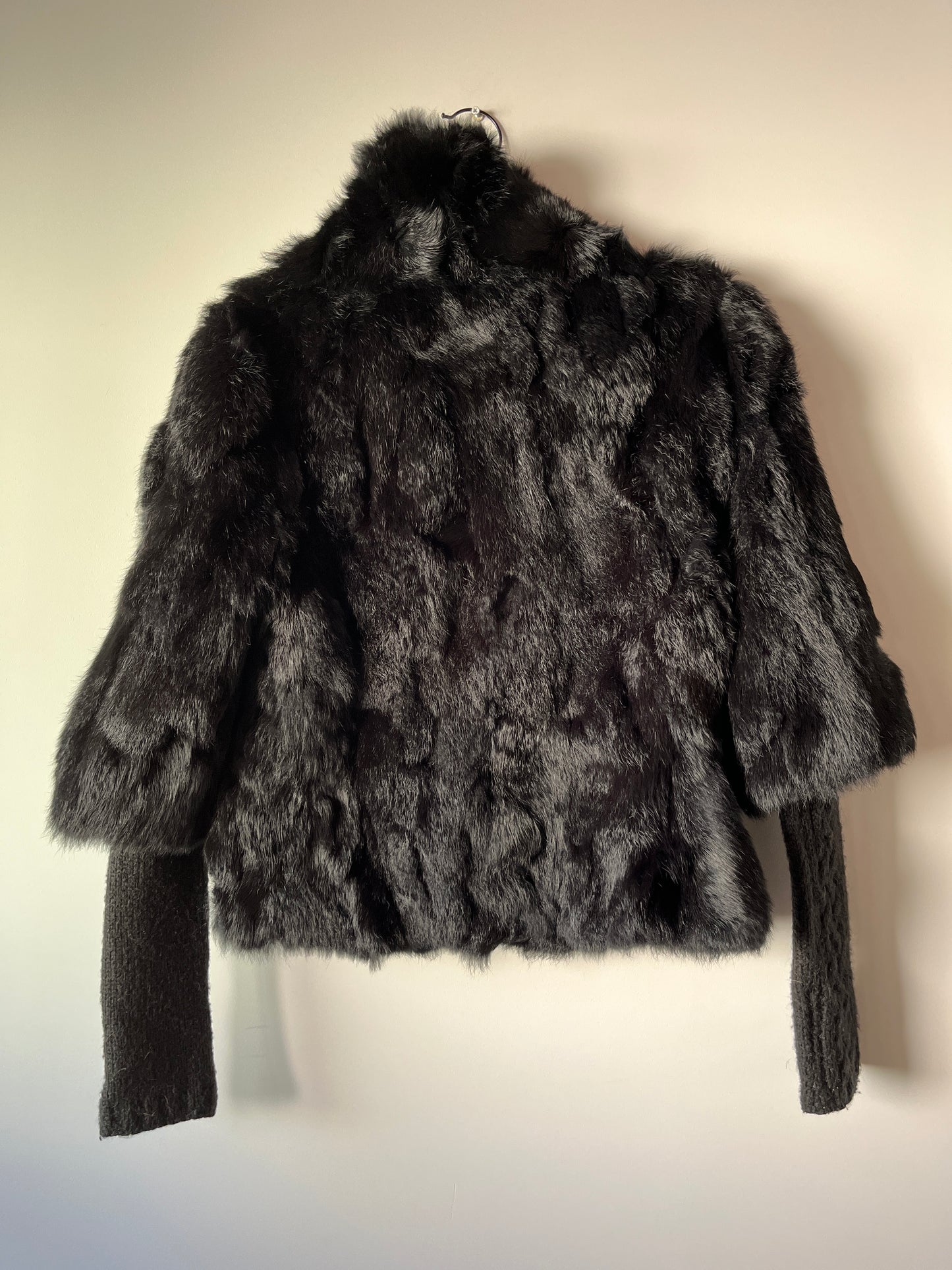 Veste en fourrure noire avec manches cousues