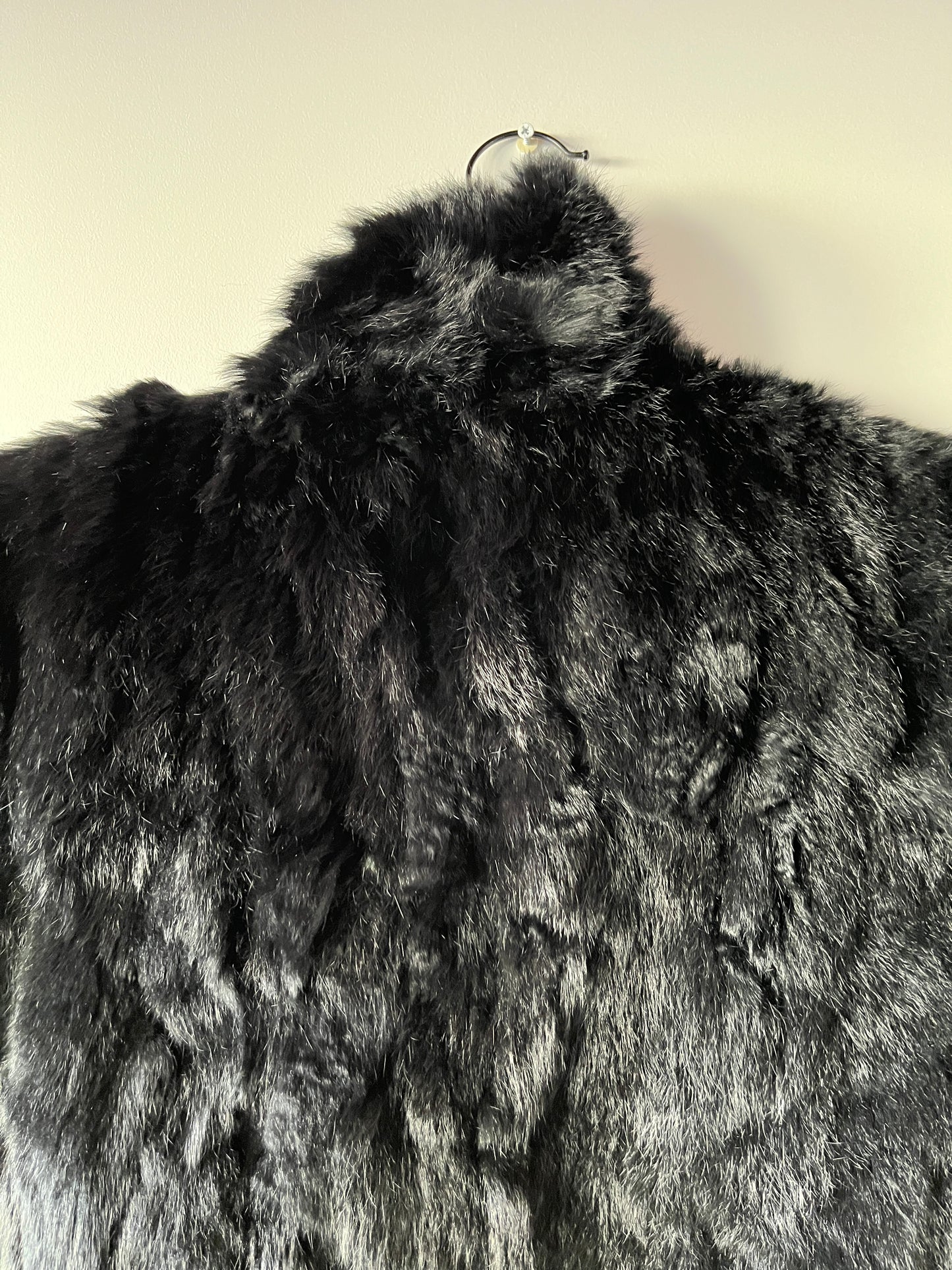 Veste courte noire en fourrure et cuir