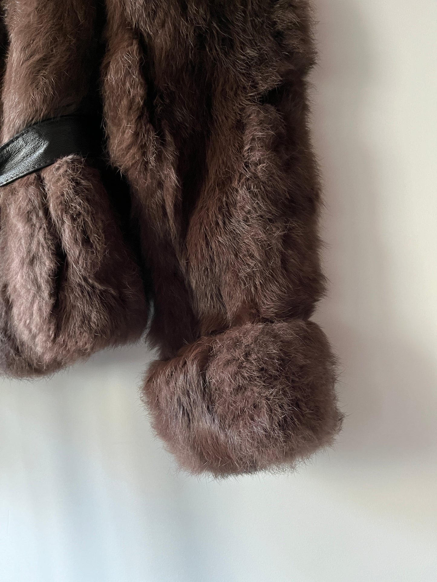 Manteau en fourrure marron ceinturé