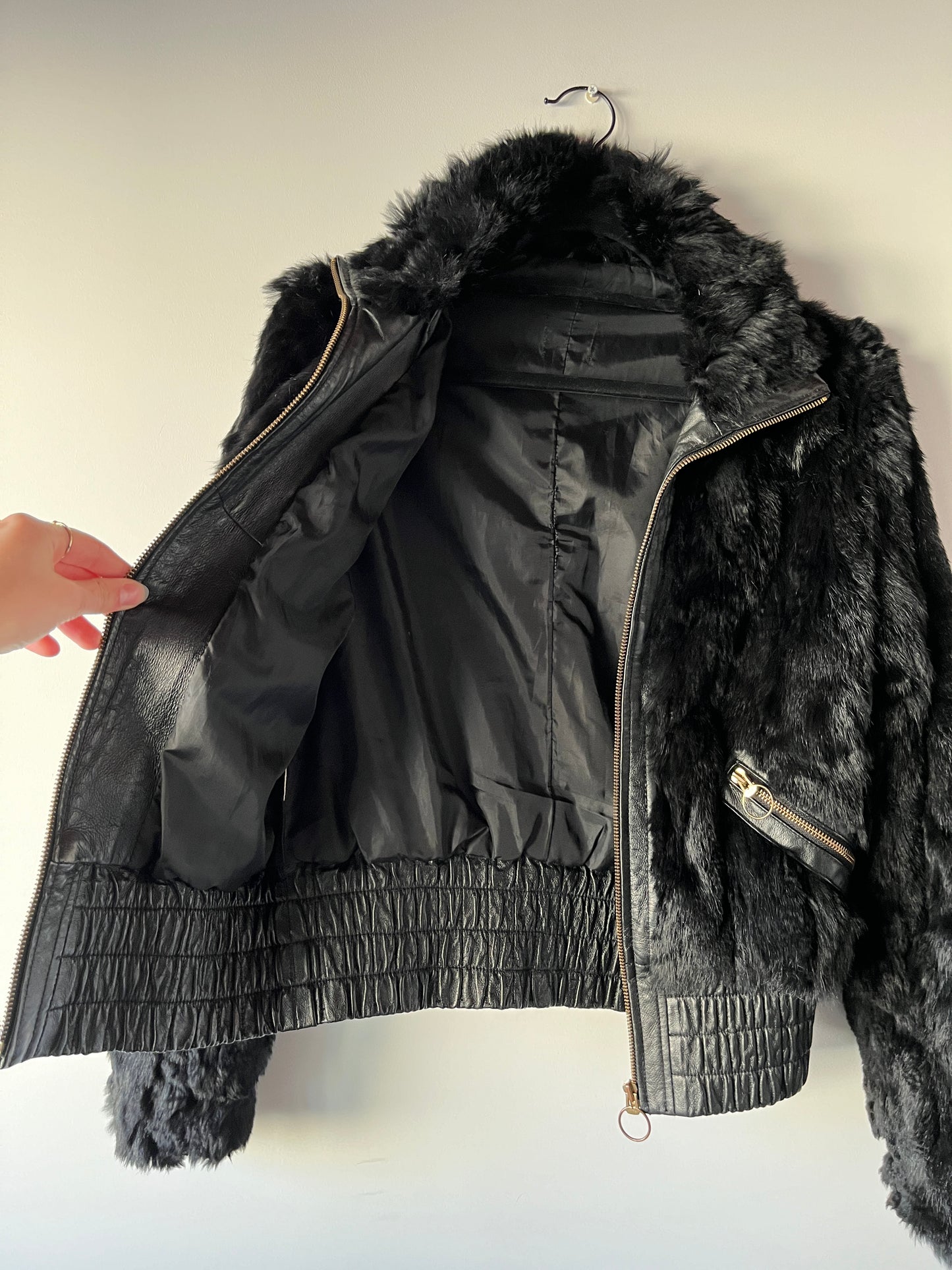 Veste courte noire en fourrure et cuir