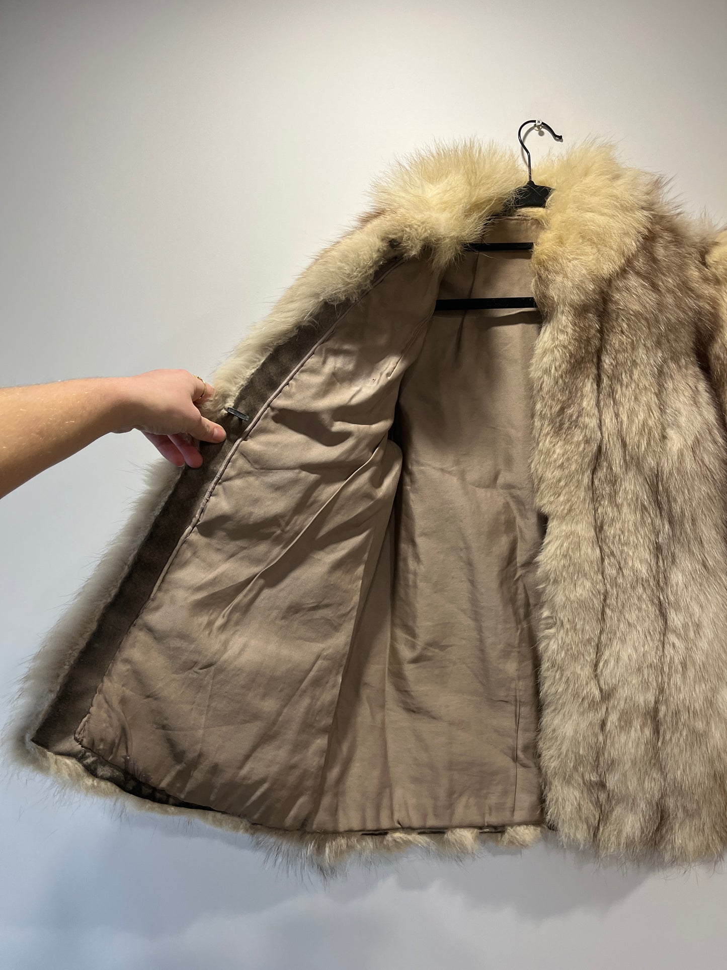 Manteau en fourrure galonné blanc