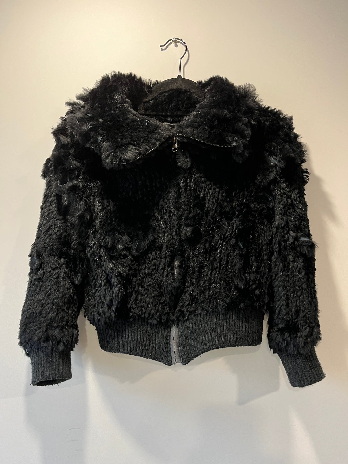 Veste en fourrure noire tressée