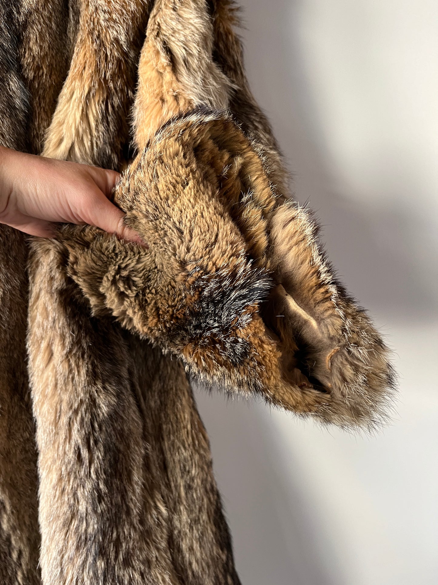 Manteau en fourrure grise, fauve et beige