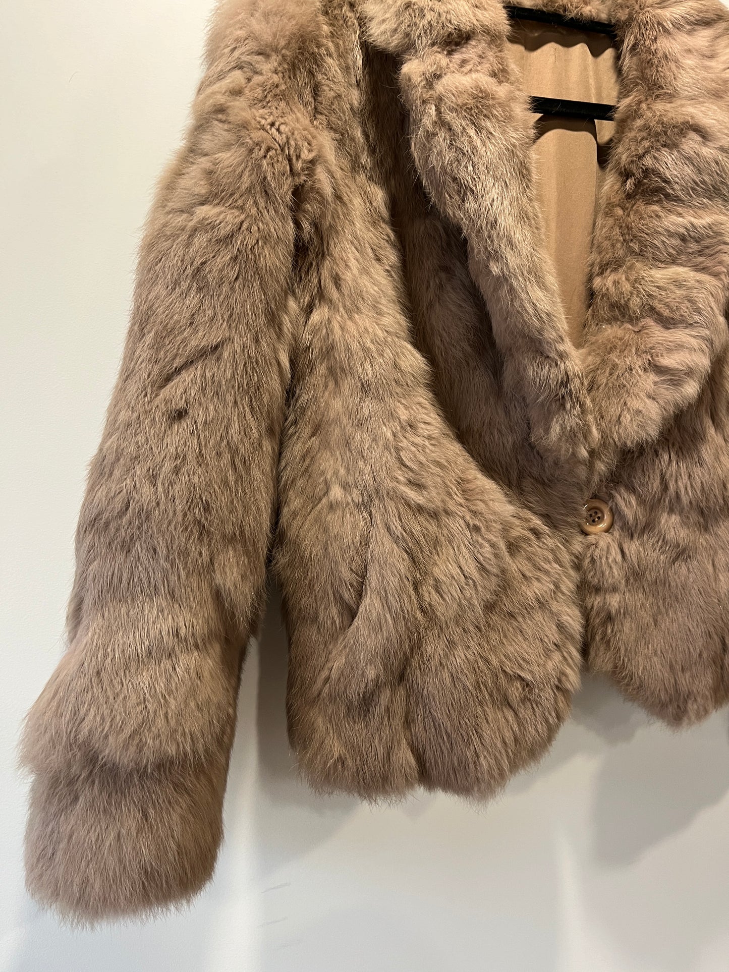 Veste courte en fourrure taupe