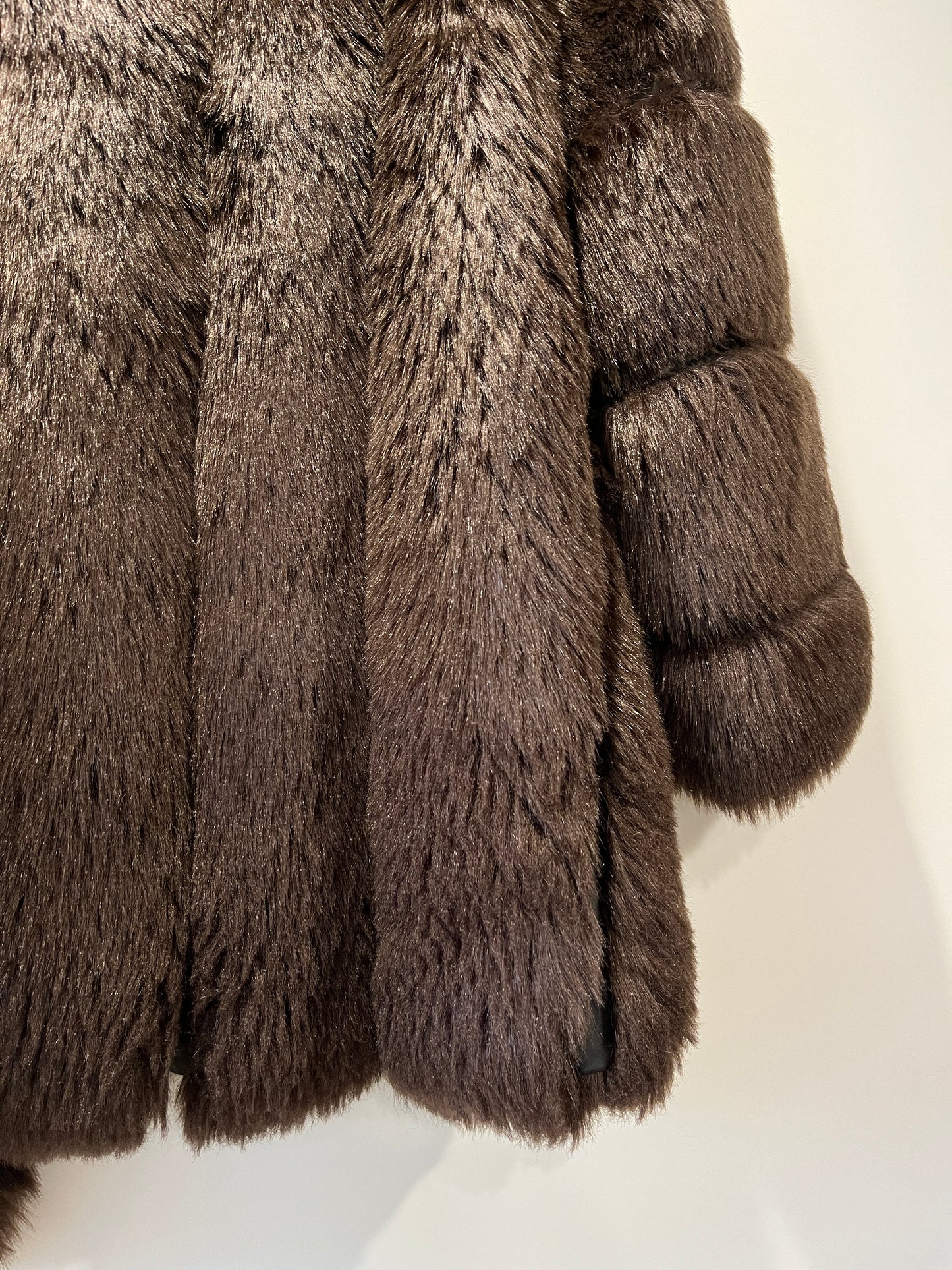 Manteau en fausse fourrure marron galonné