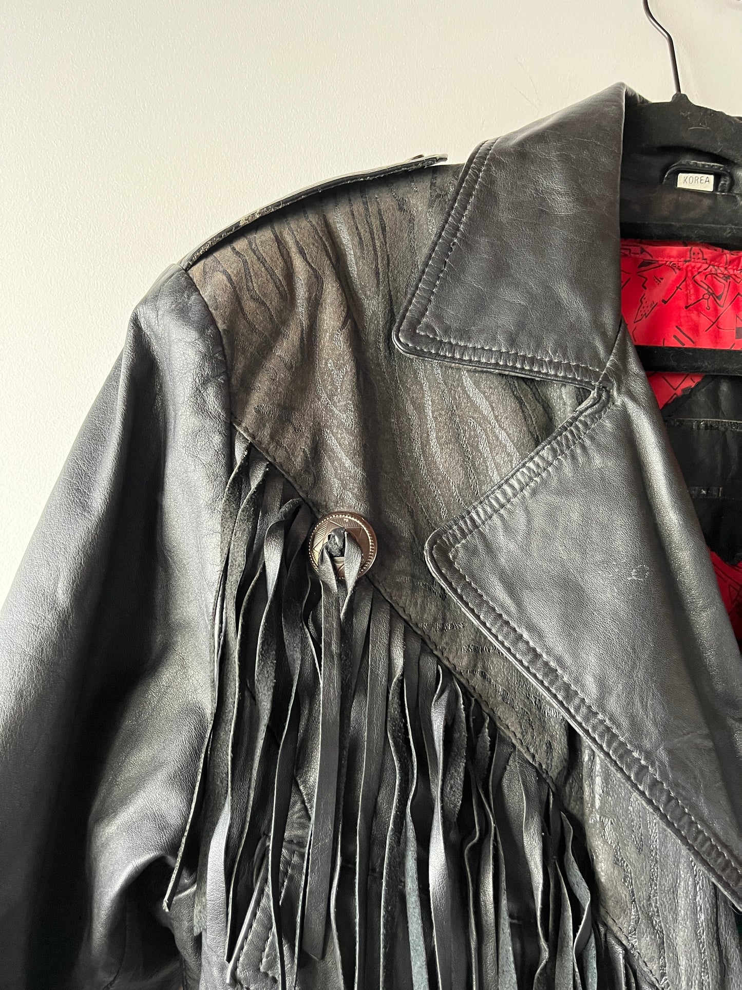 Veste en cuir noire à franges
