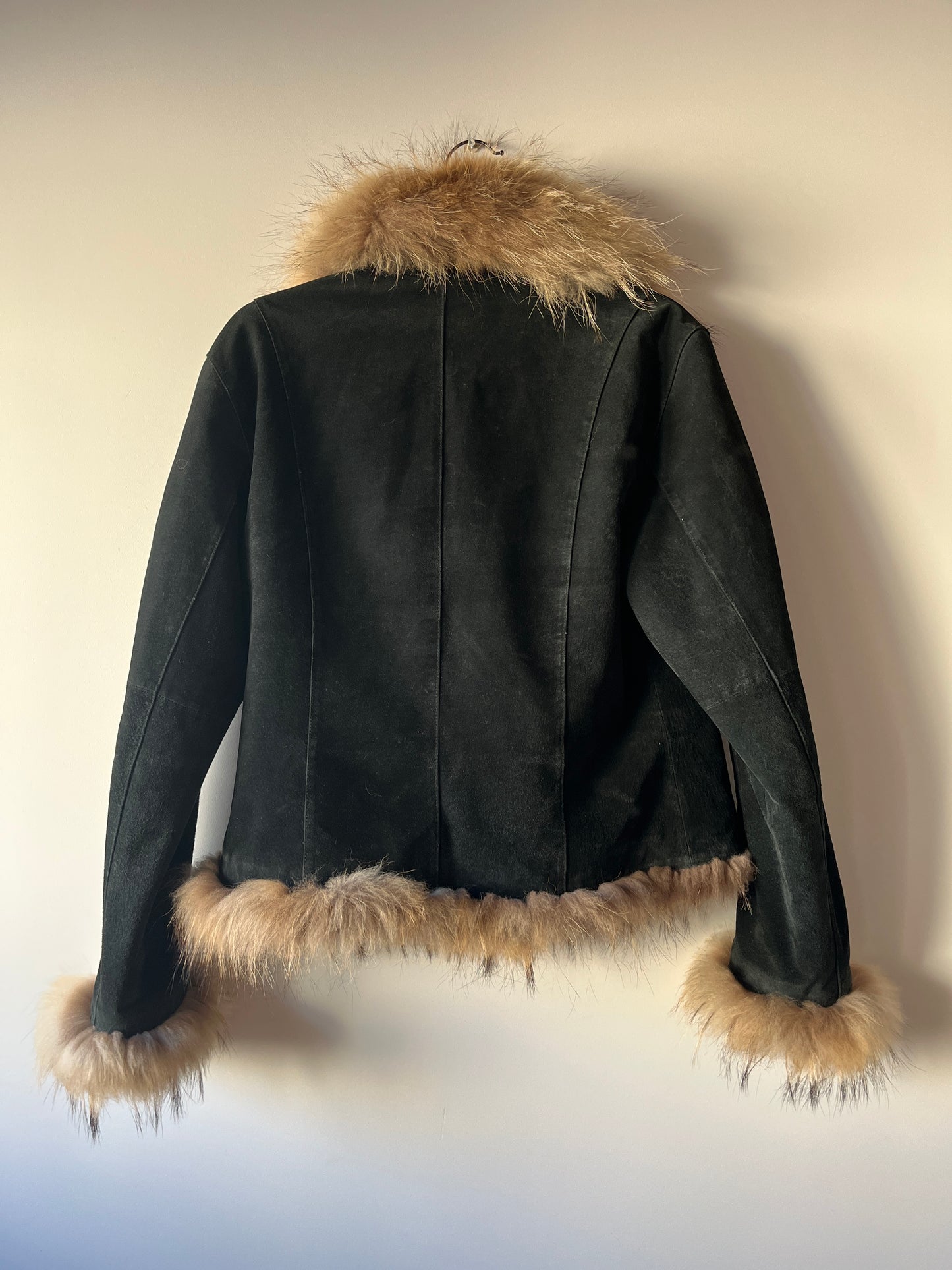 Veste en cuir noir avec bordures en fourrure