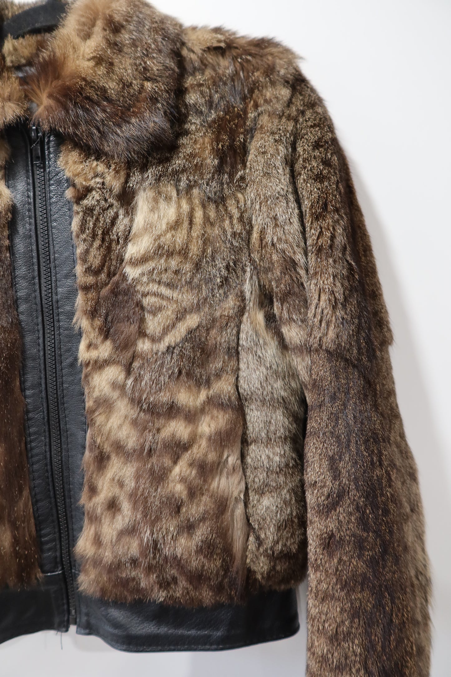 Veste courte en fourrure imprimée animal et cuir