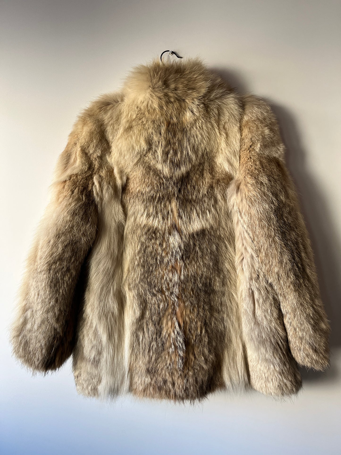 Manteau en fourrure beige et grise