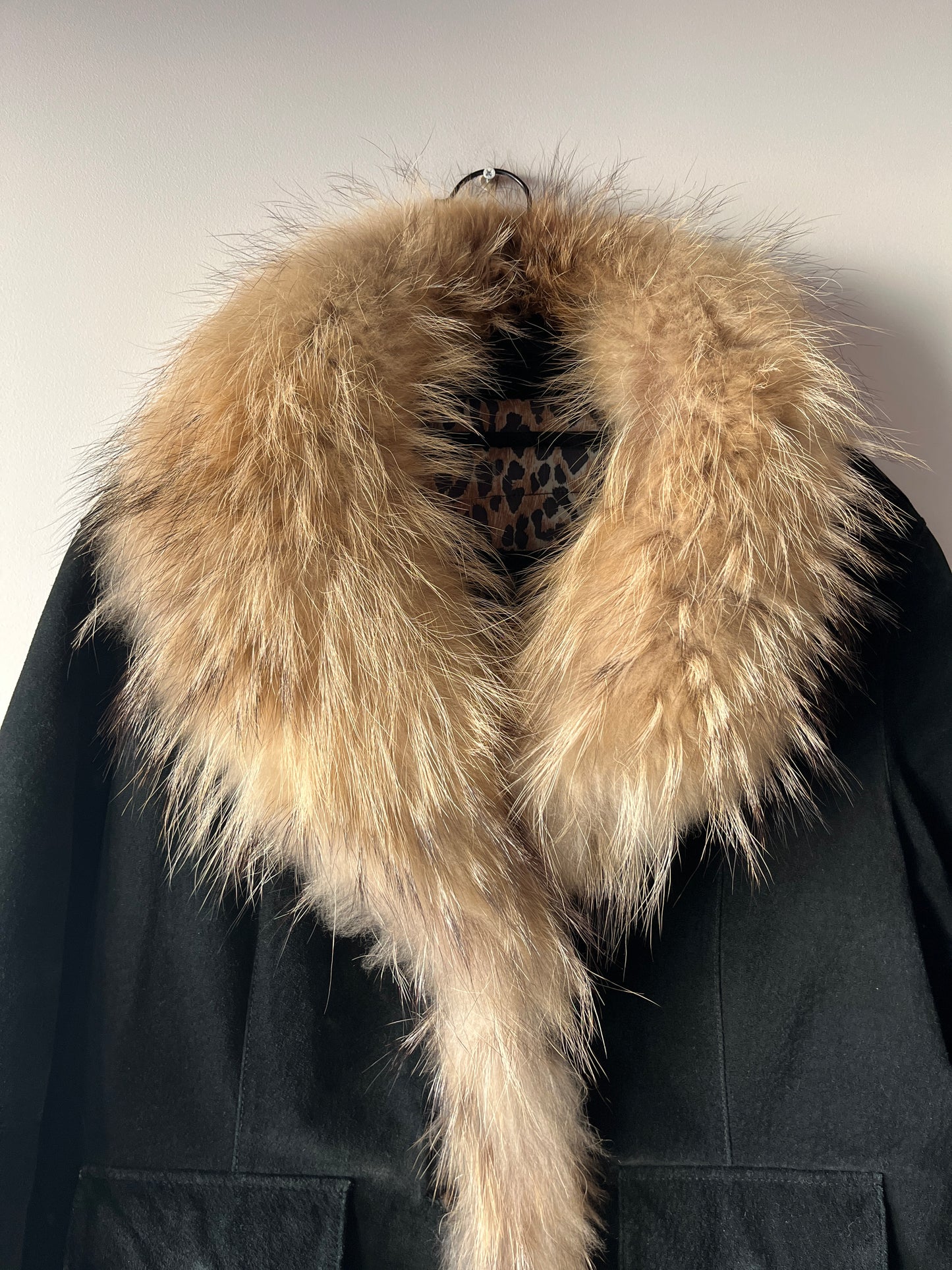 Veste en cuir noir avec bordures en fourrure