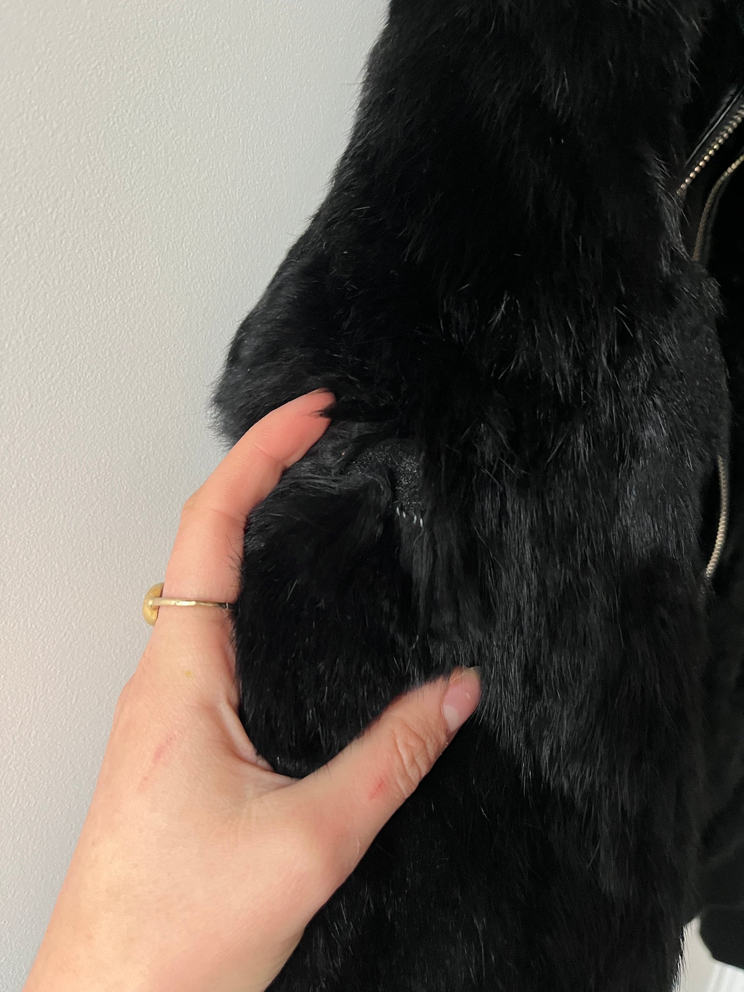Veste courte en fourrure noire