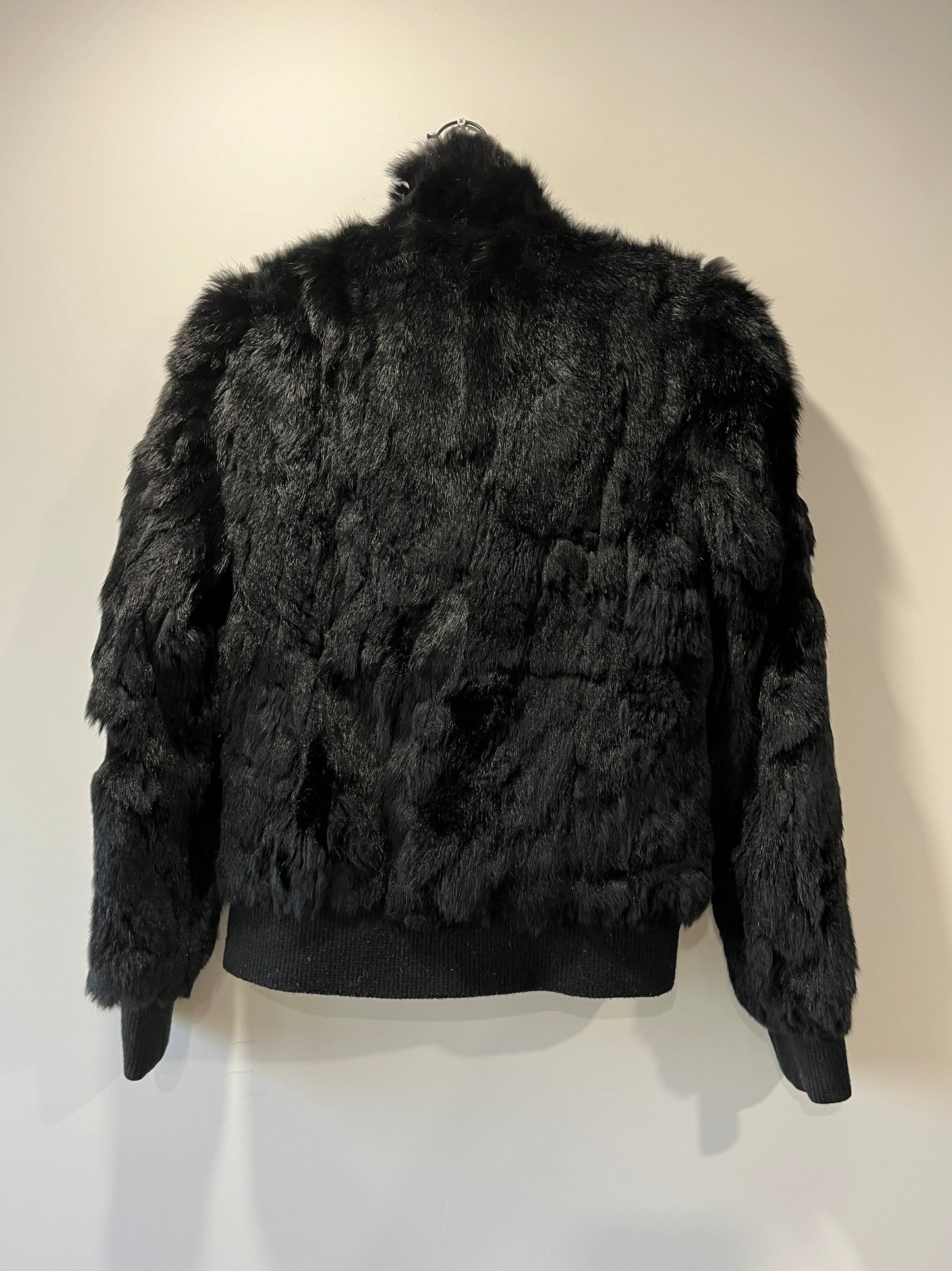 Veste courte en fourrure noire