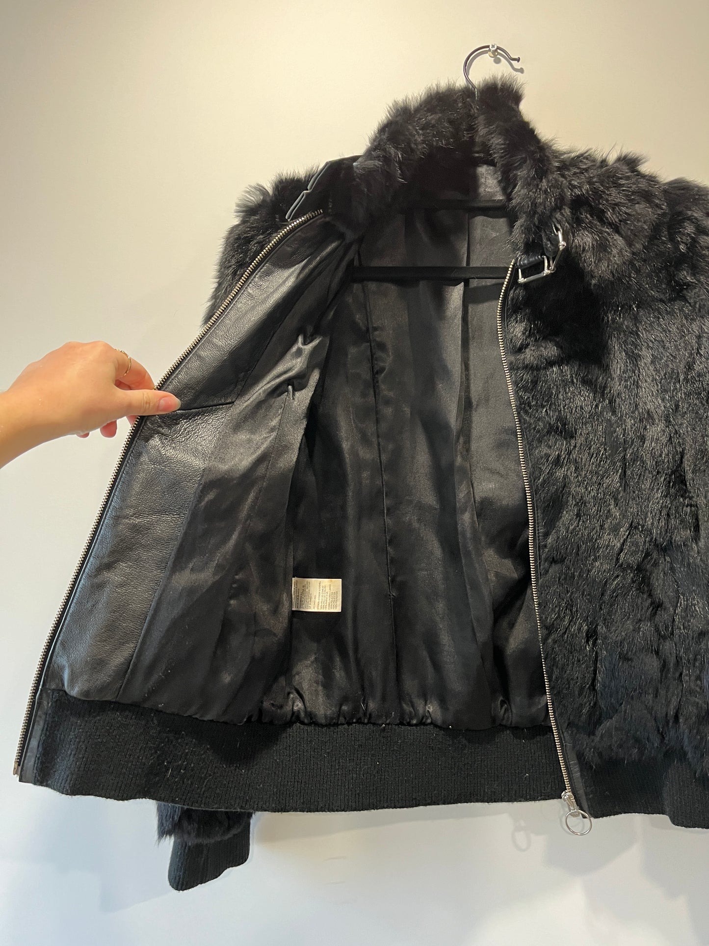 Veste courte en fourrure noire