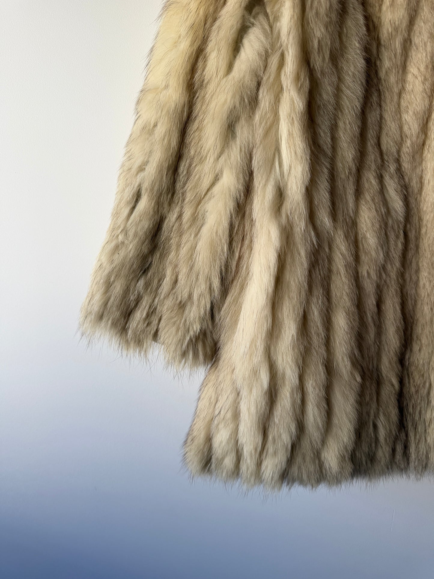 Manteau en fourrure galonné blanc