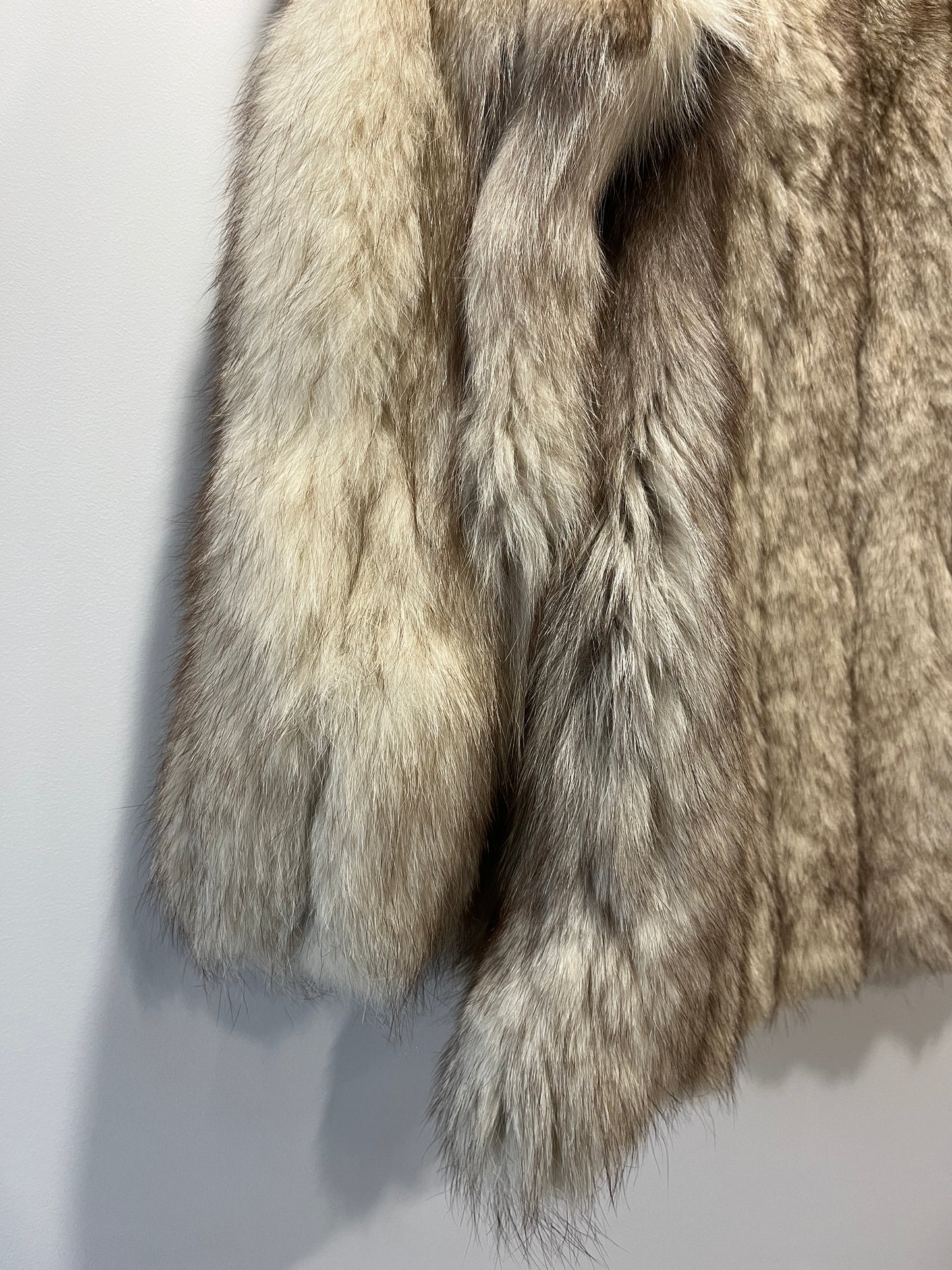 Manteau en fourrure galonné blanc