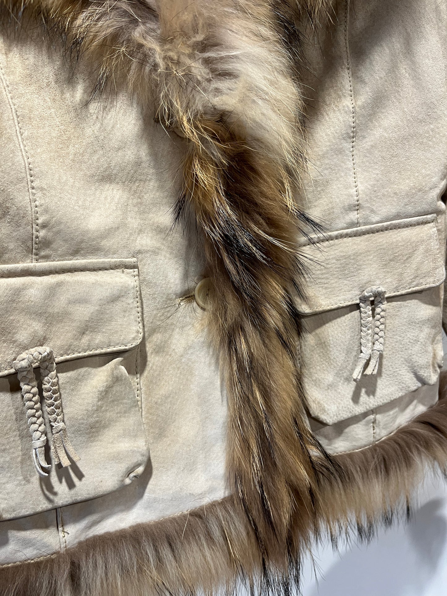 Veste en cuir beige avec bordures en fourrure