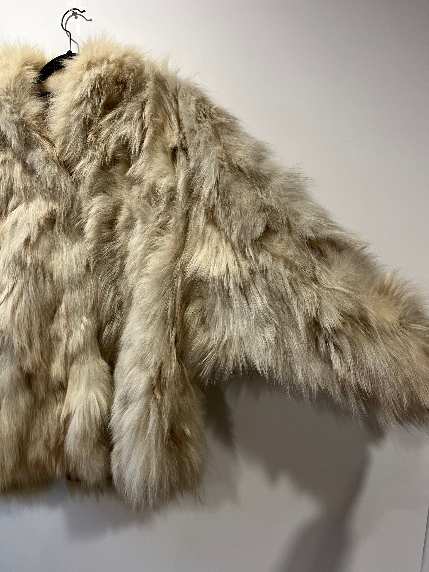 Manteau en fourrure blanc manches chauve-souris