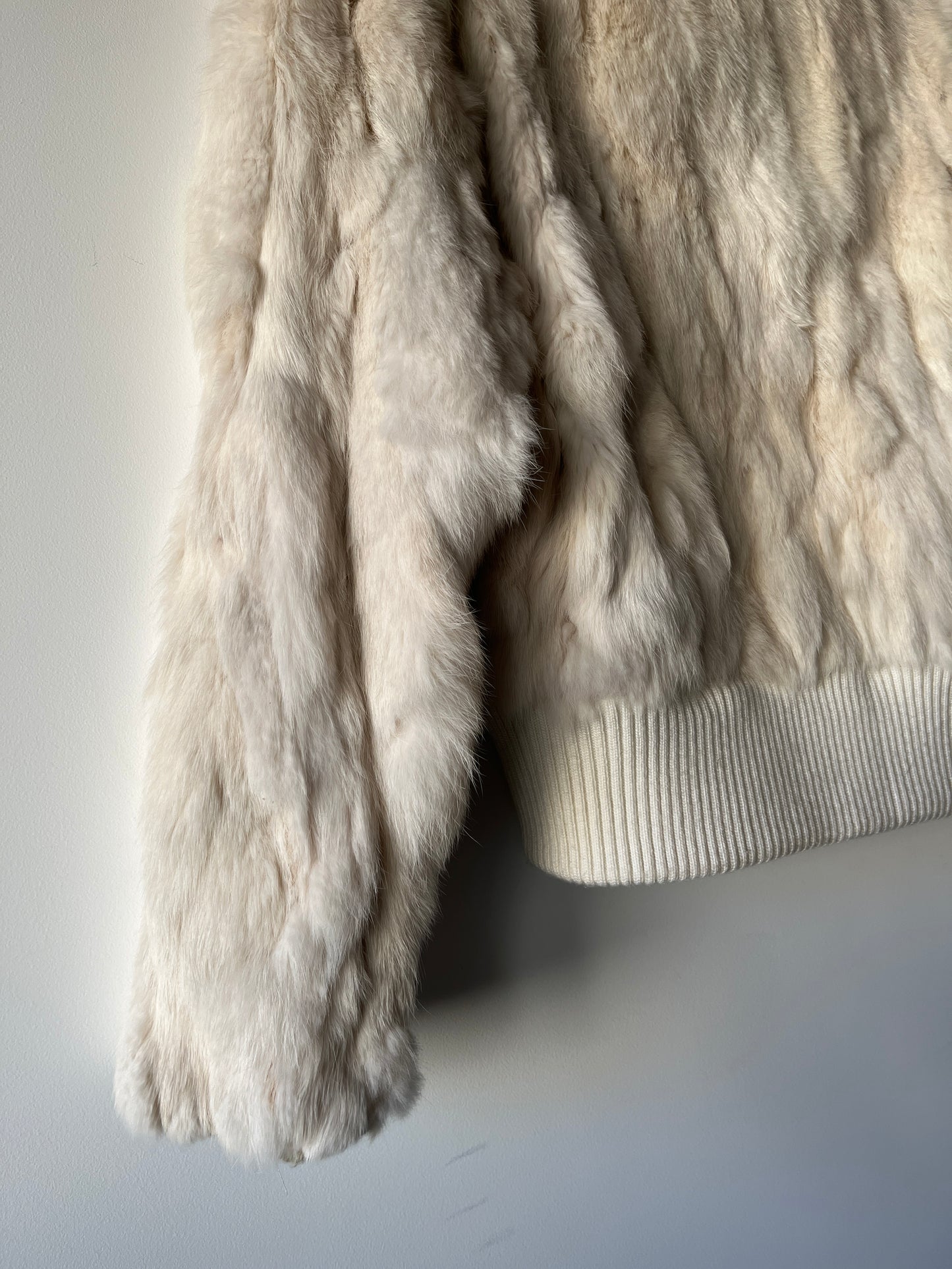 Veste courte en fourrure crème