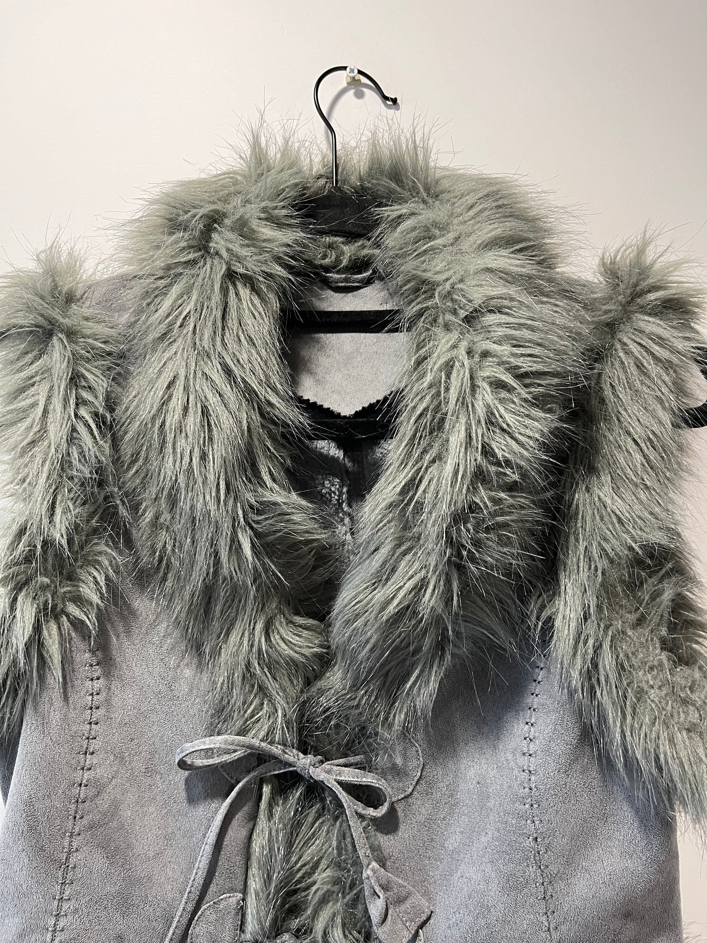 Gilet gris avec bordures en fausse fourrure