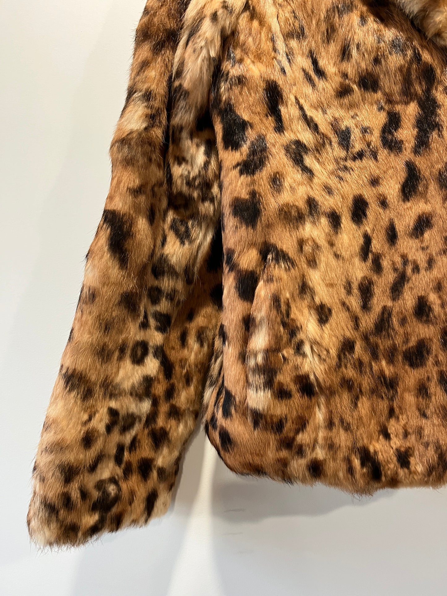 Veste en fourrure imprimée léopard