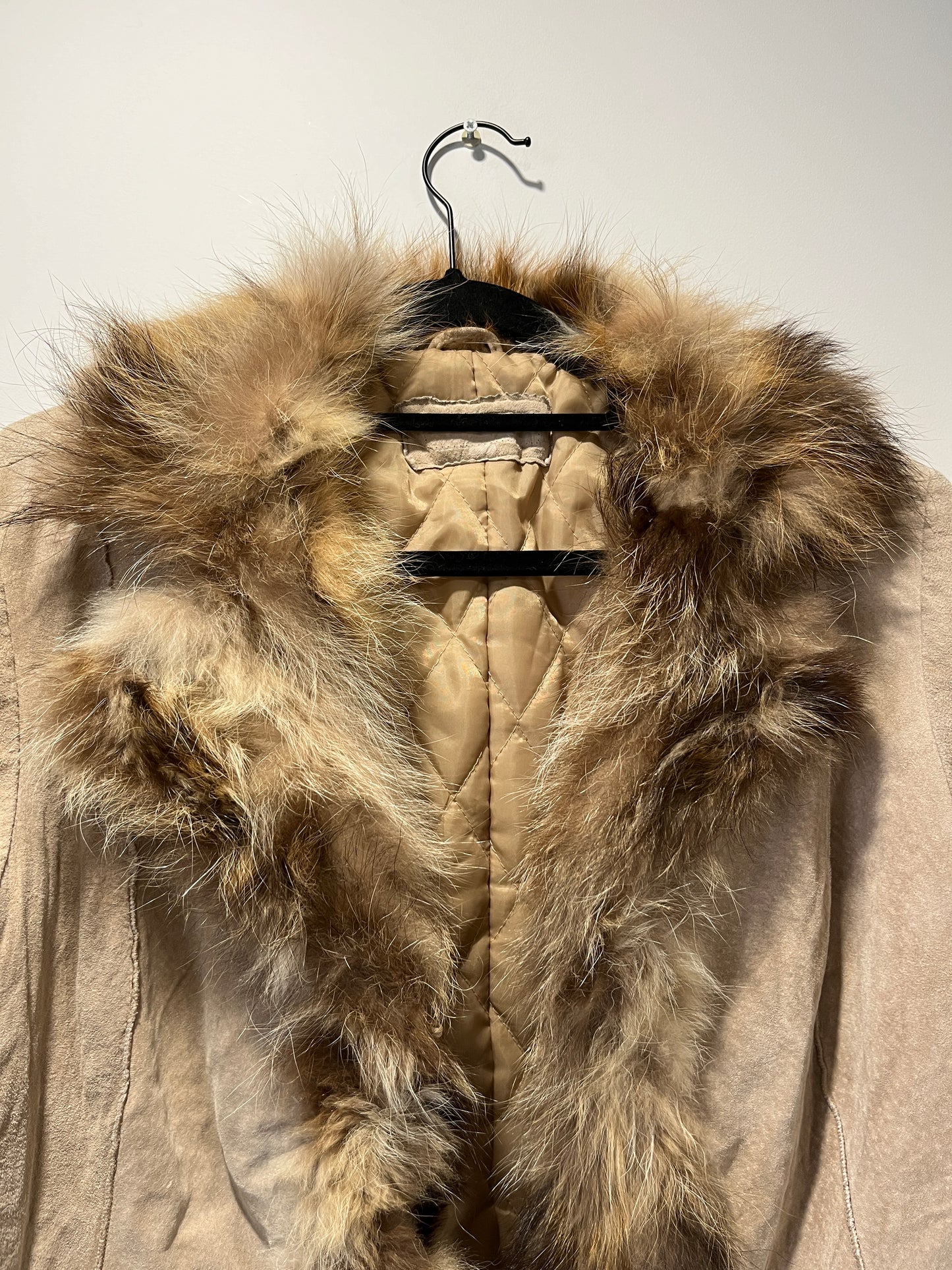 Veste en cuir beige avec bordures en fourrure