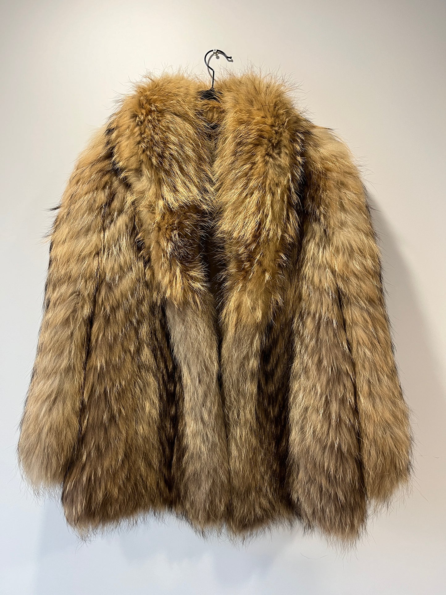 Manteau en fourrure fauve volumineuse