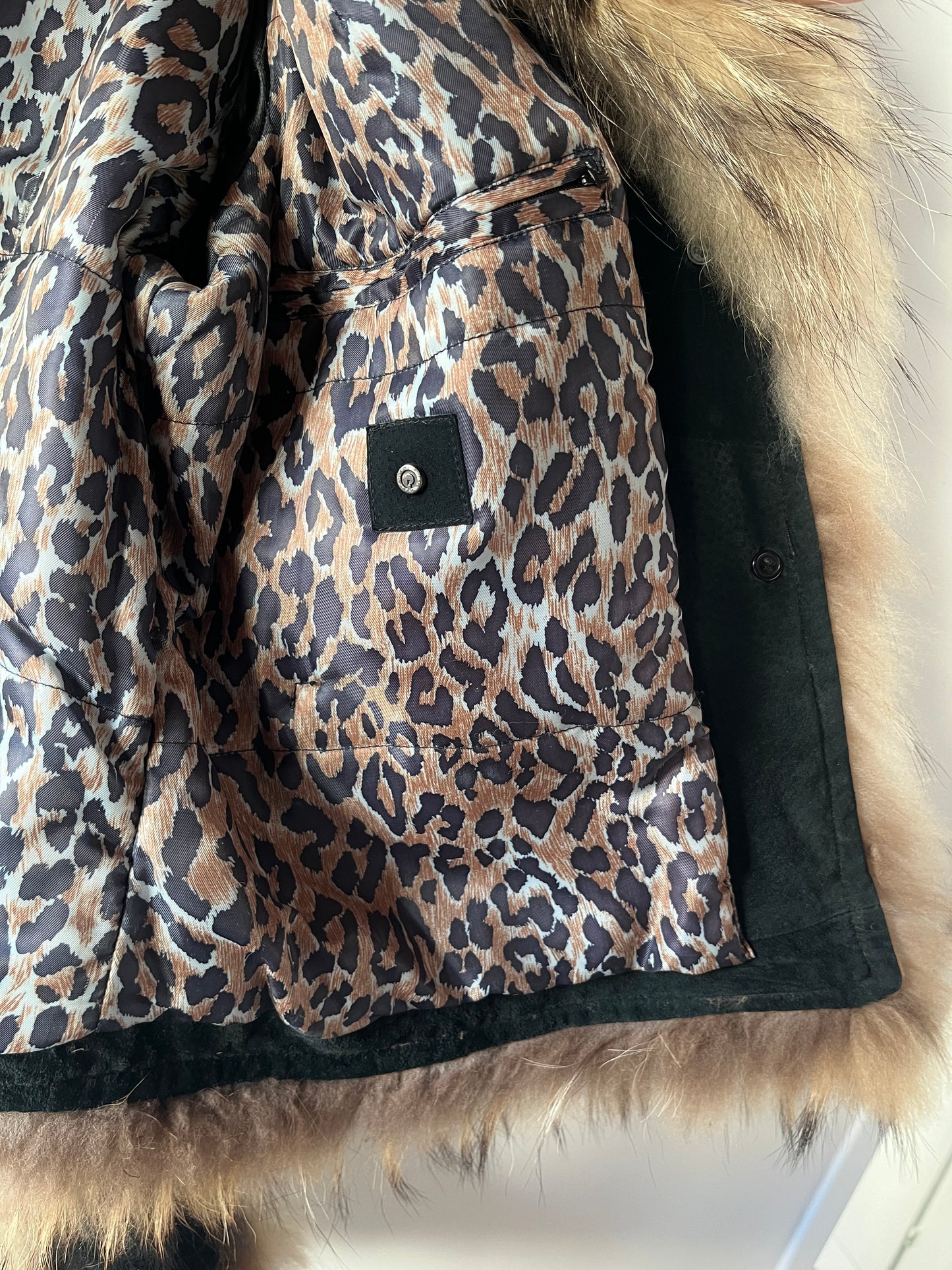 Veste en cuir noir avec bordures en fourrure