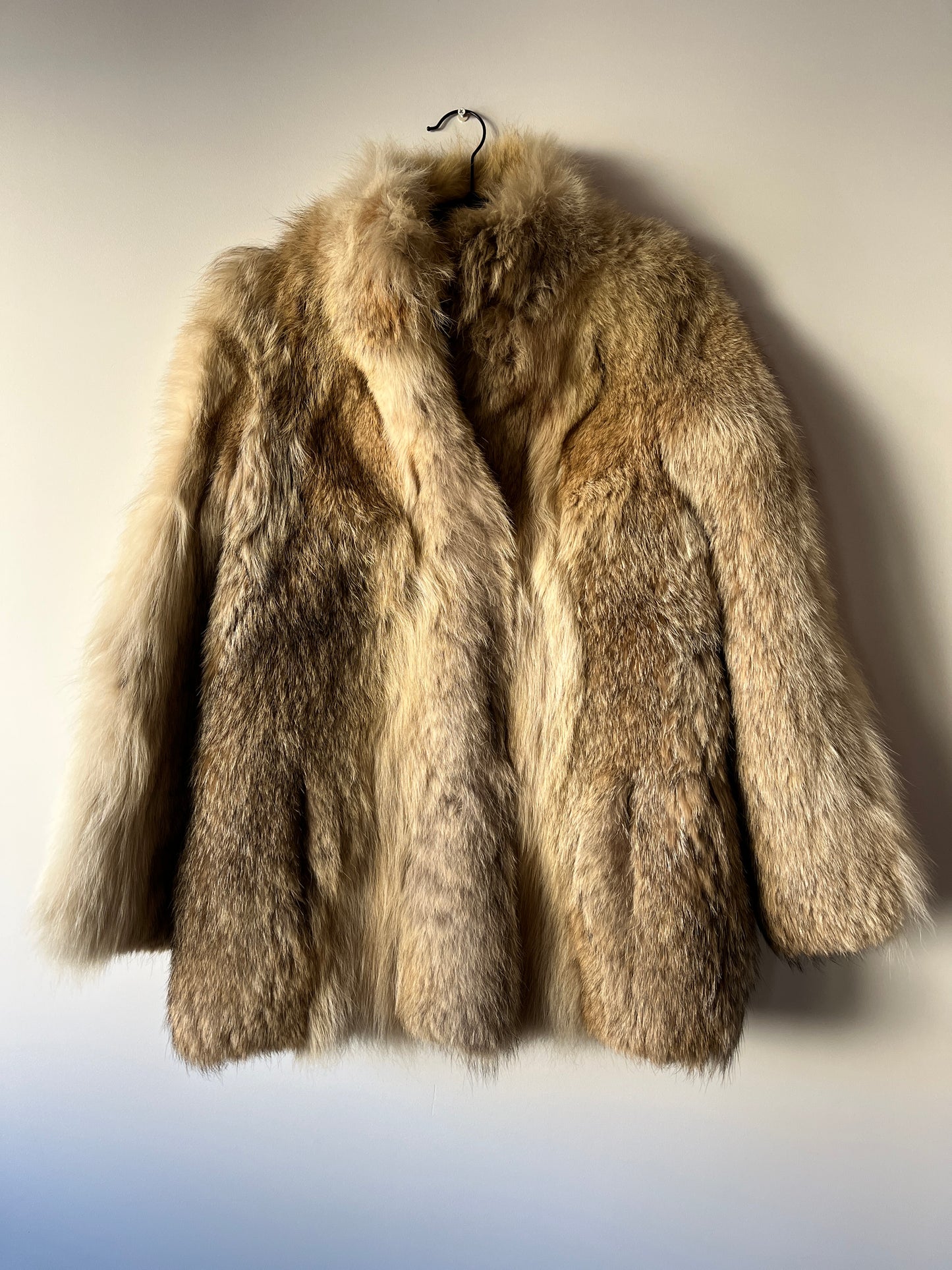 Manteau en fourrure beige et grise
