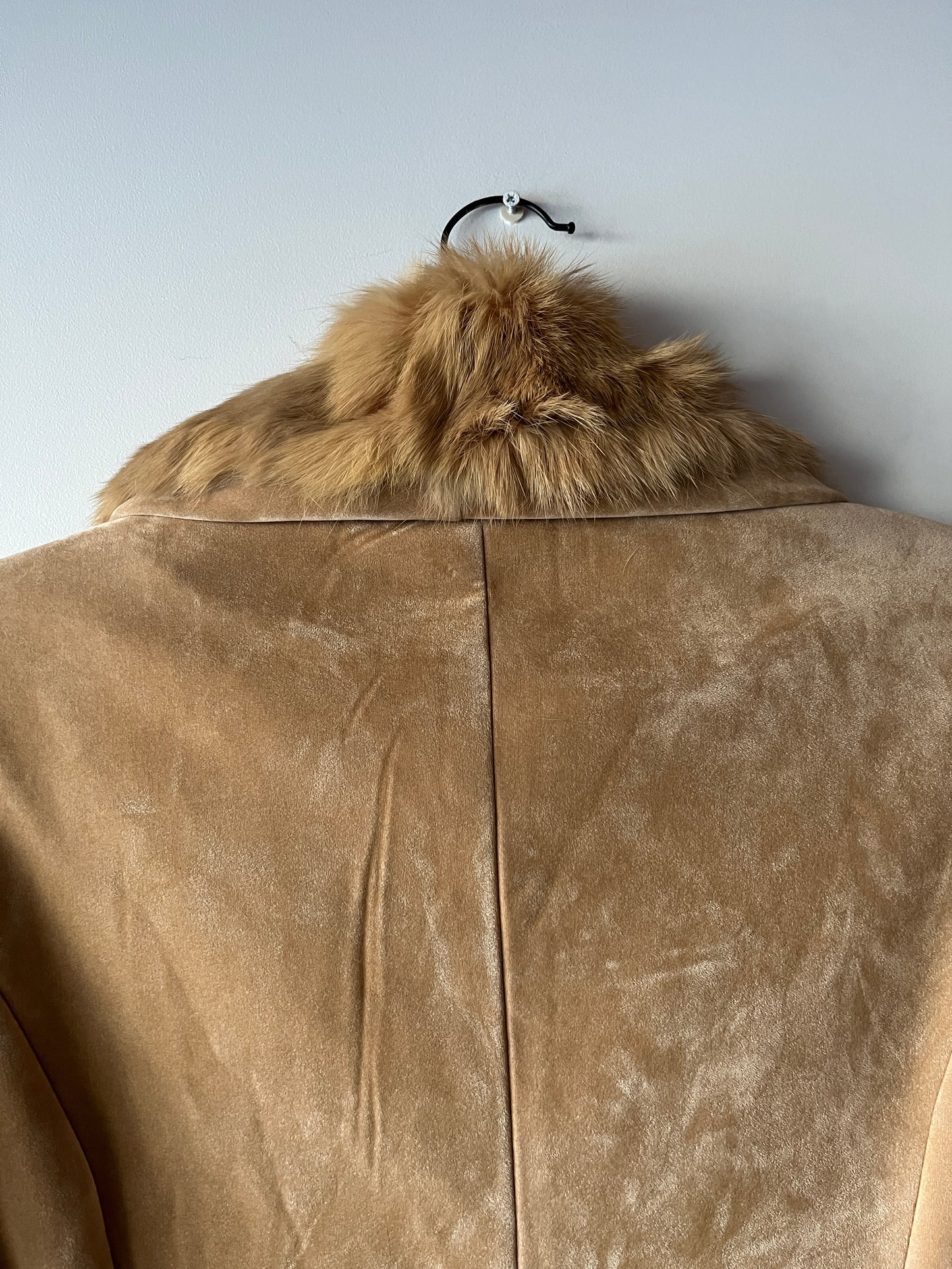 Veste en peau retournée beige et bordures en fourrure