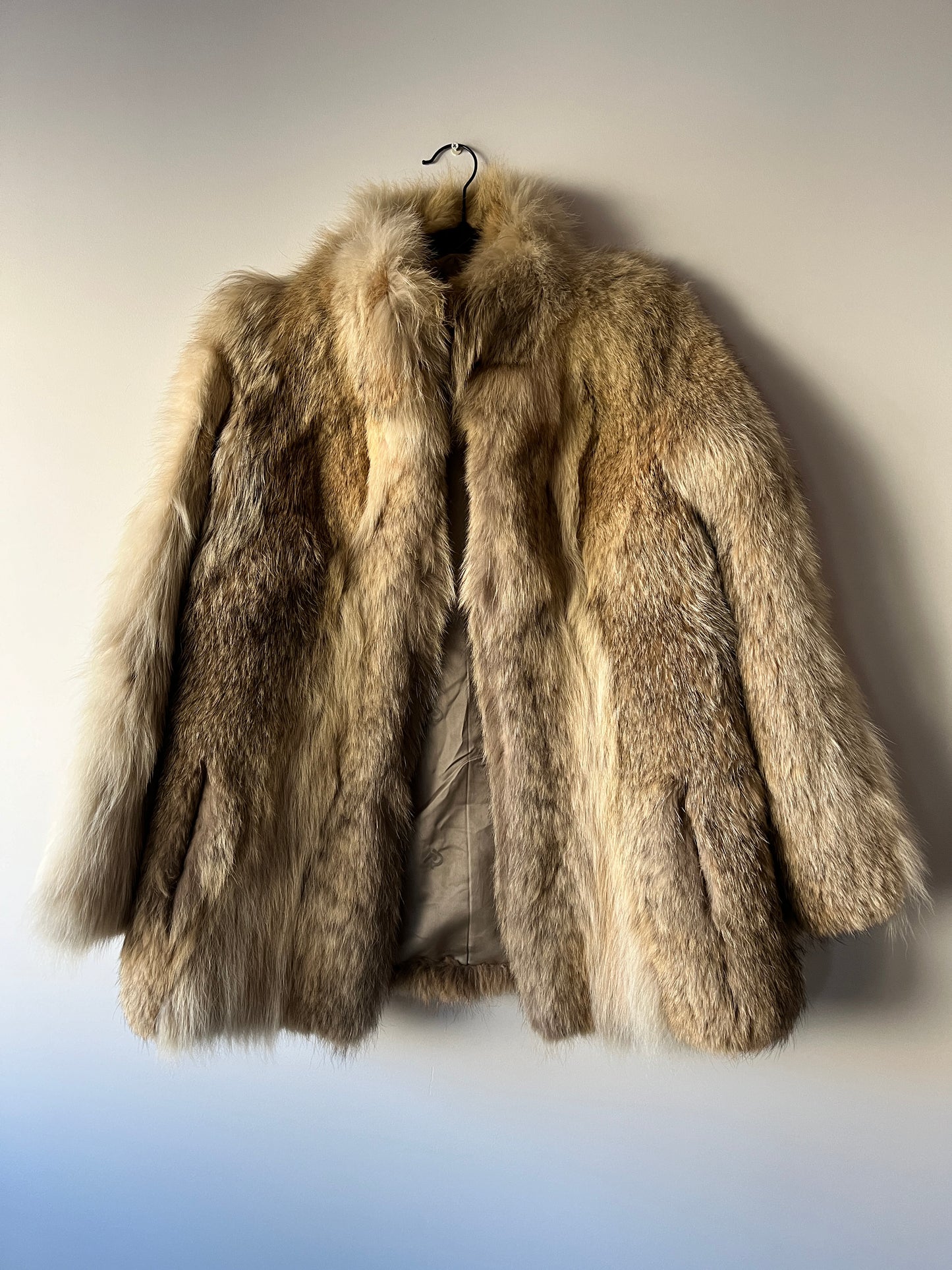 Manteau en fourrure beige et grise
