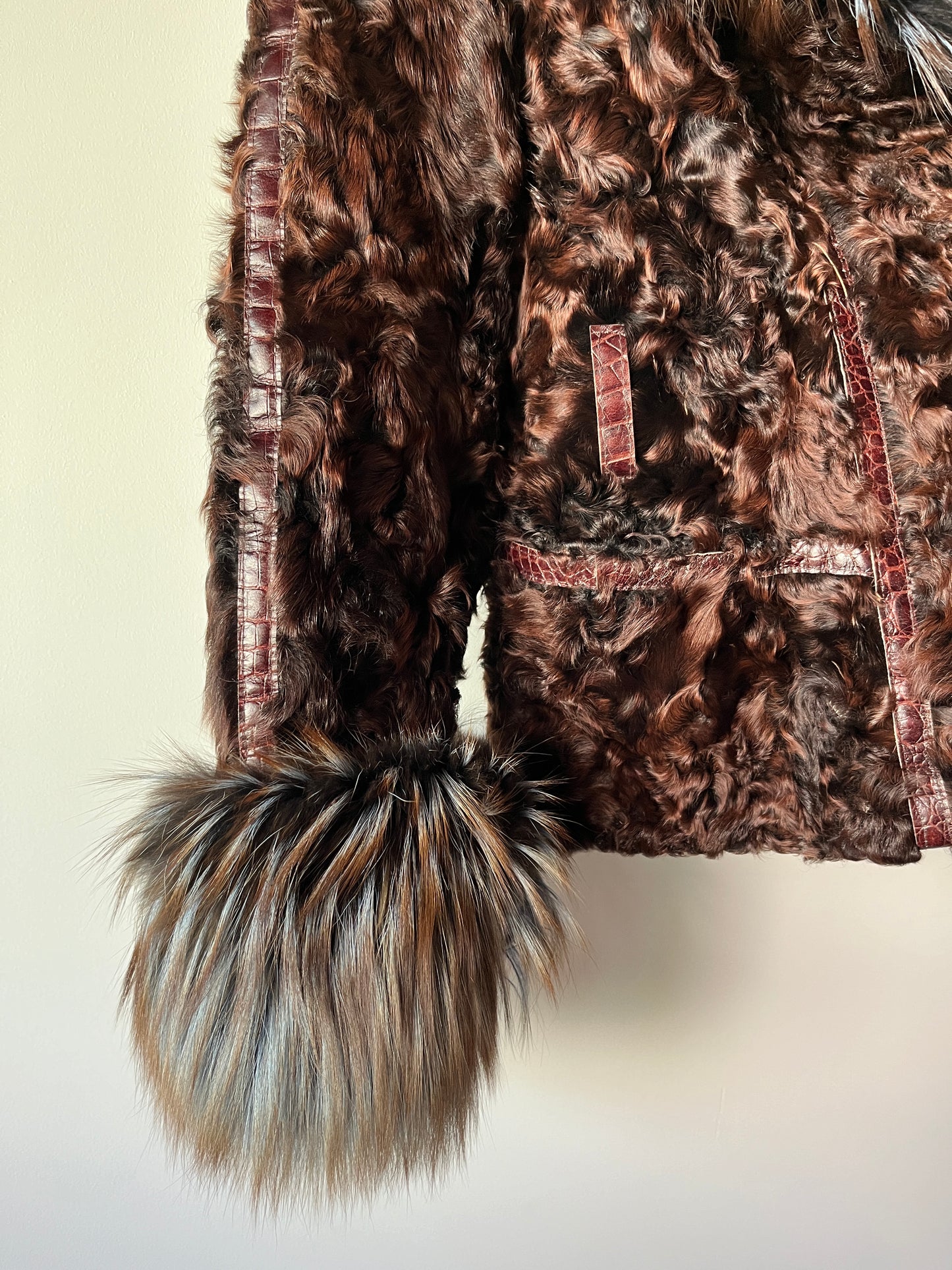 Veste en fourrure marron et col à reflets bleus