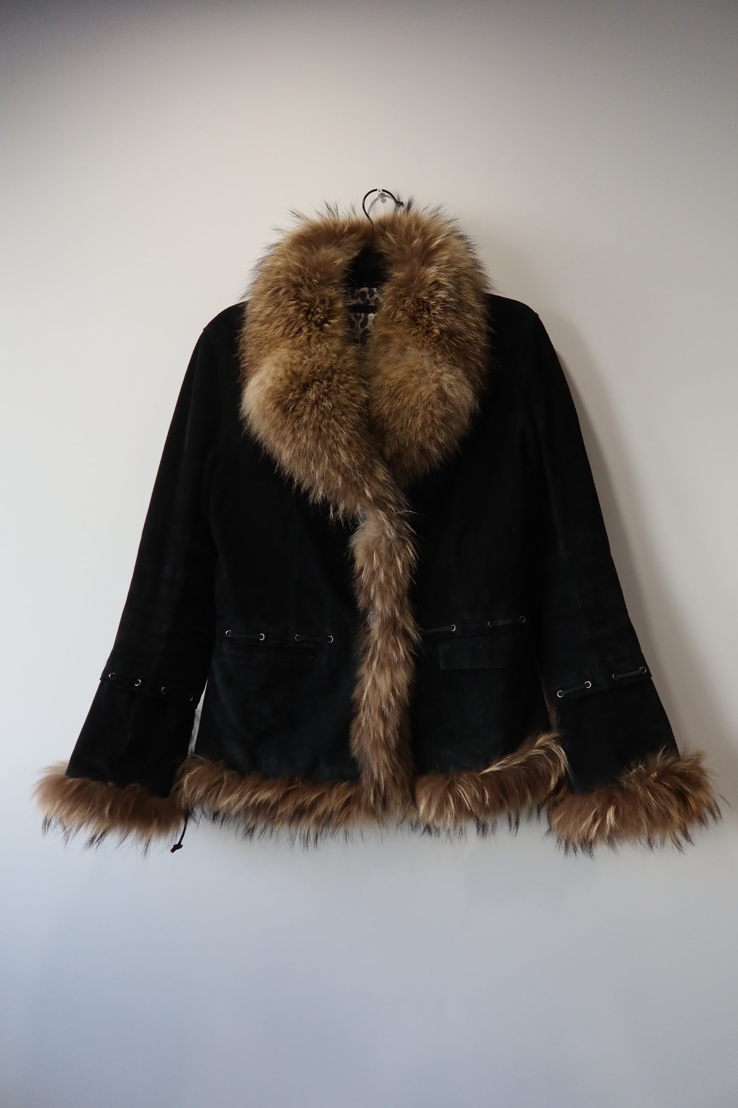 Veste en cuir noir avec bordures en fourrure