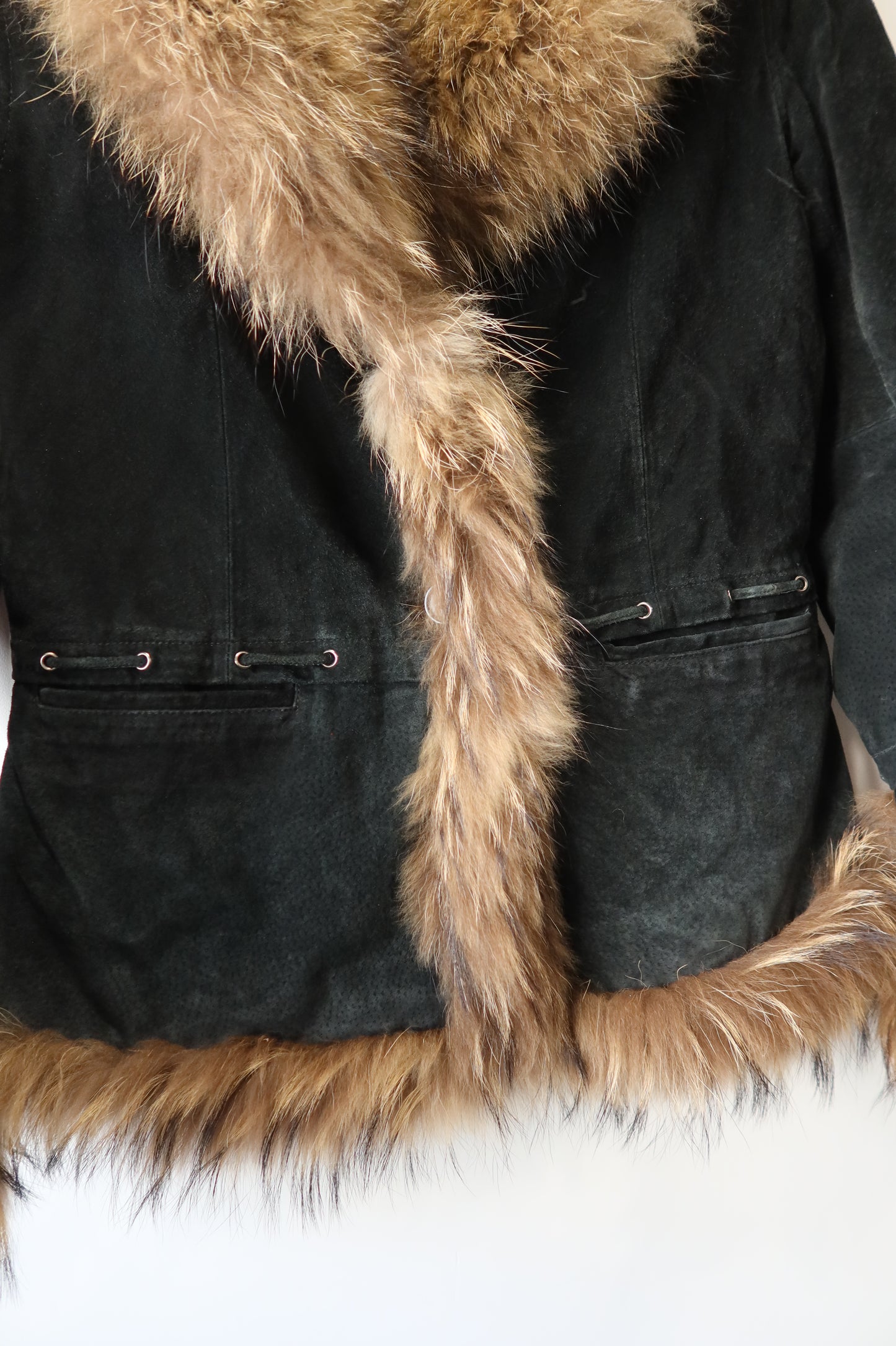 Veste en cuir noir avec bordures en fourrure