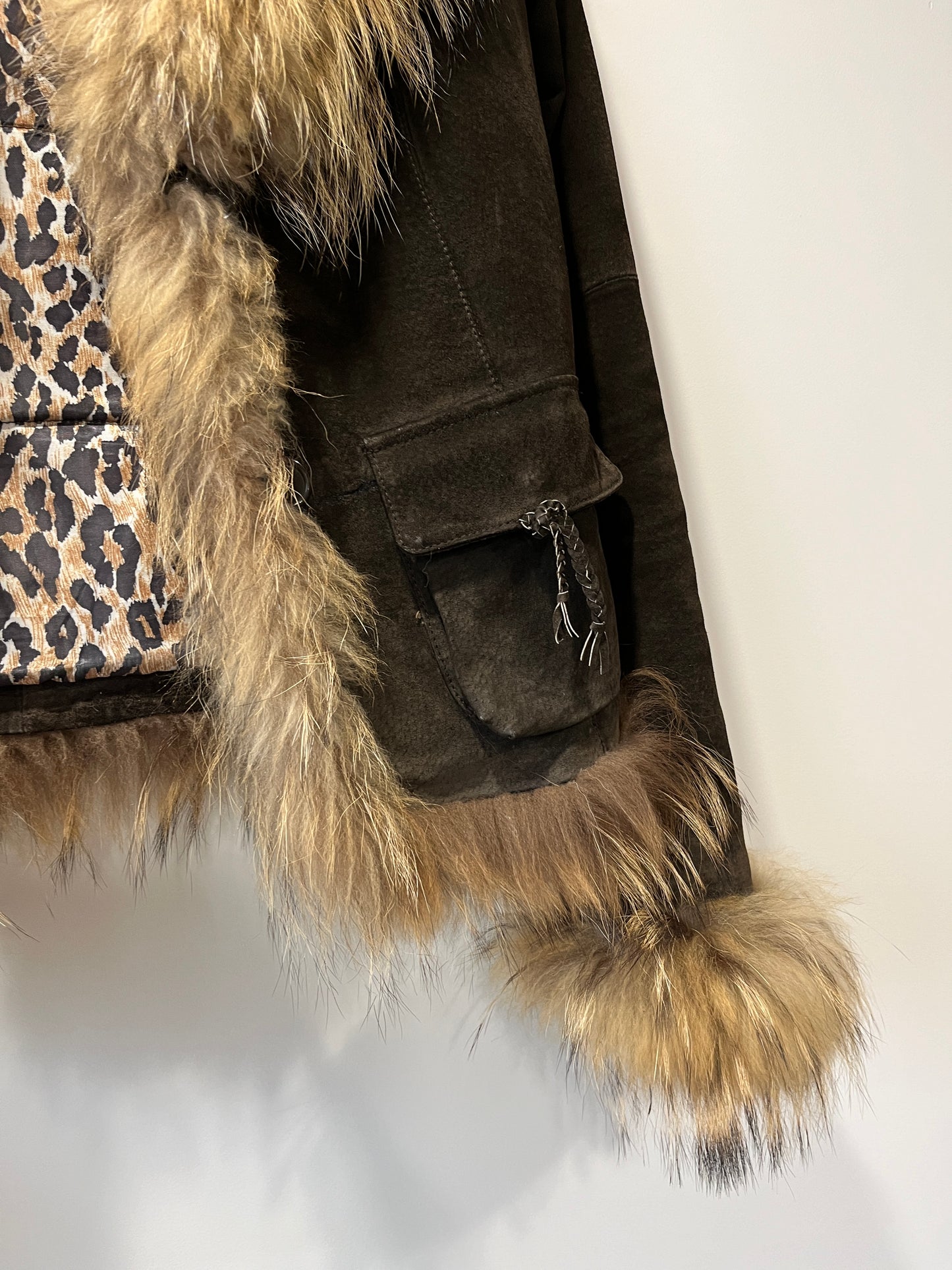 Veste en cuir marron avec bordures en fourrure beige