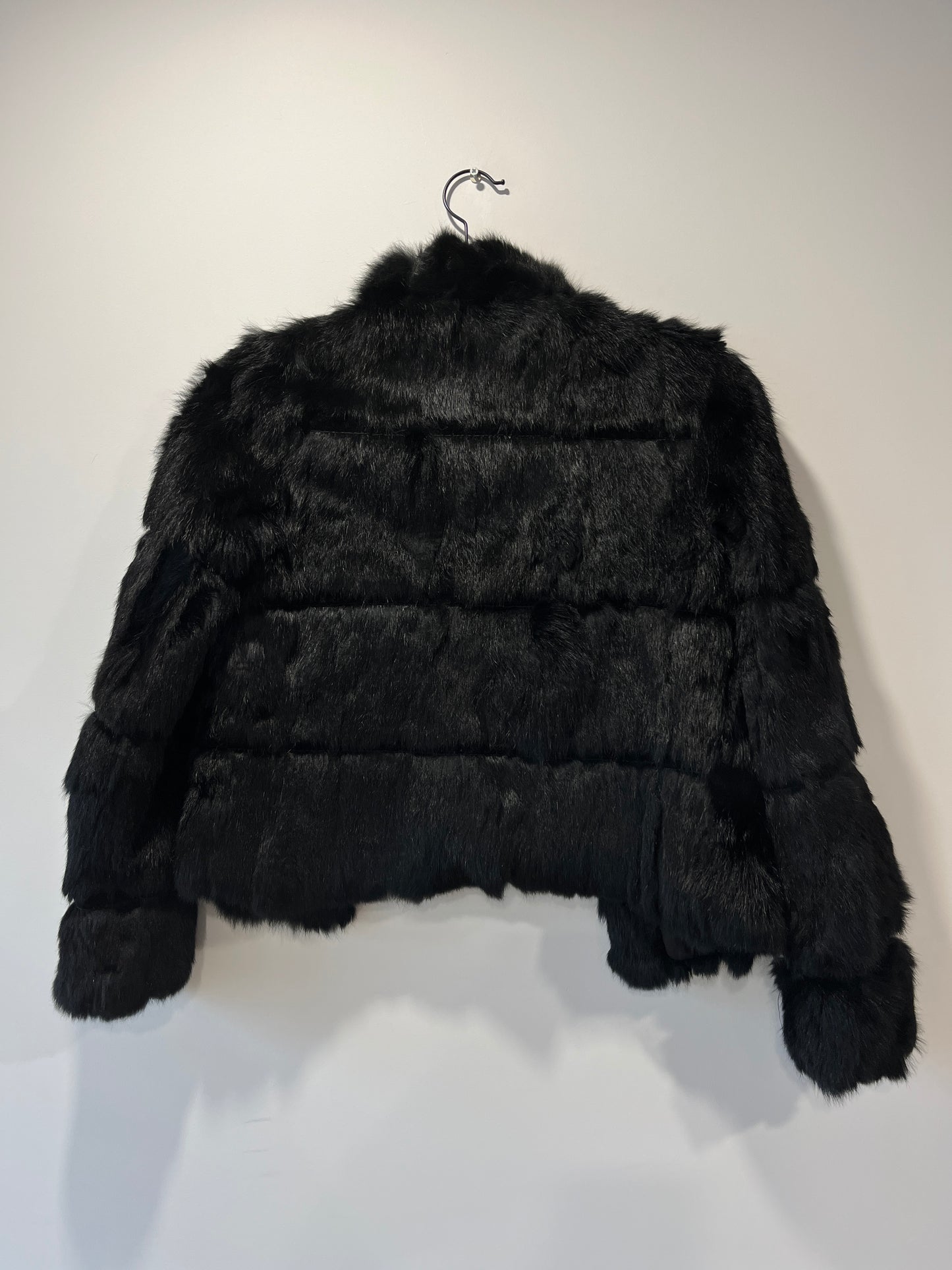 Veste en fourrure noire galonnée