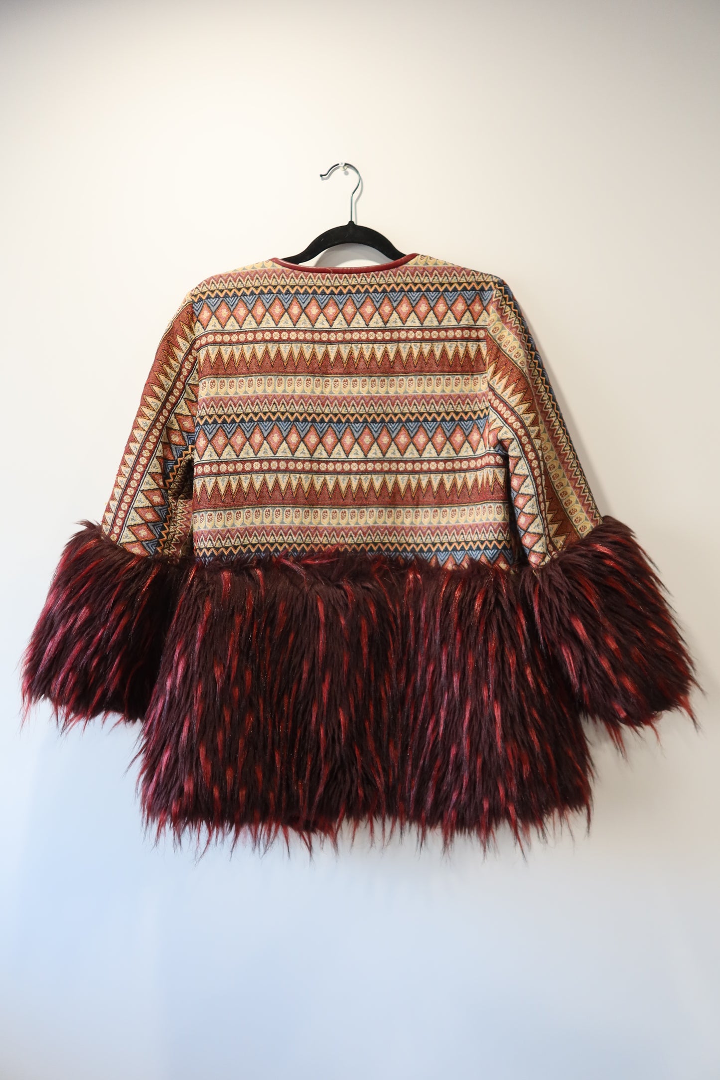 Veste bi-matière brodée avec fausse fourrure