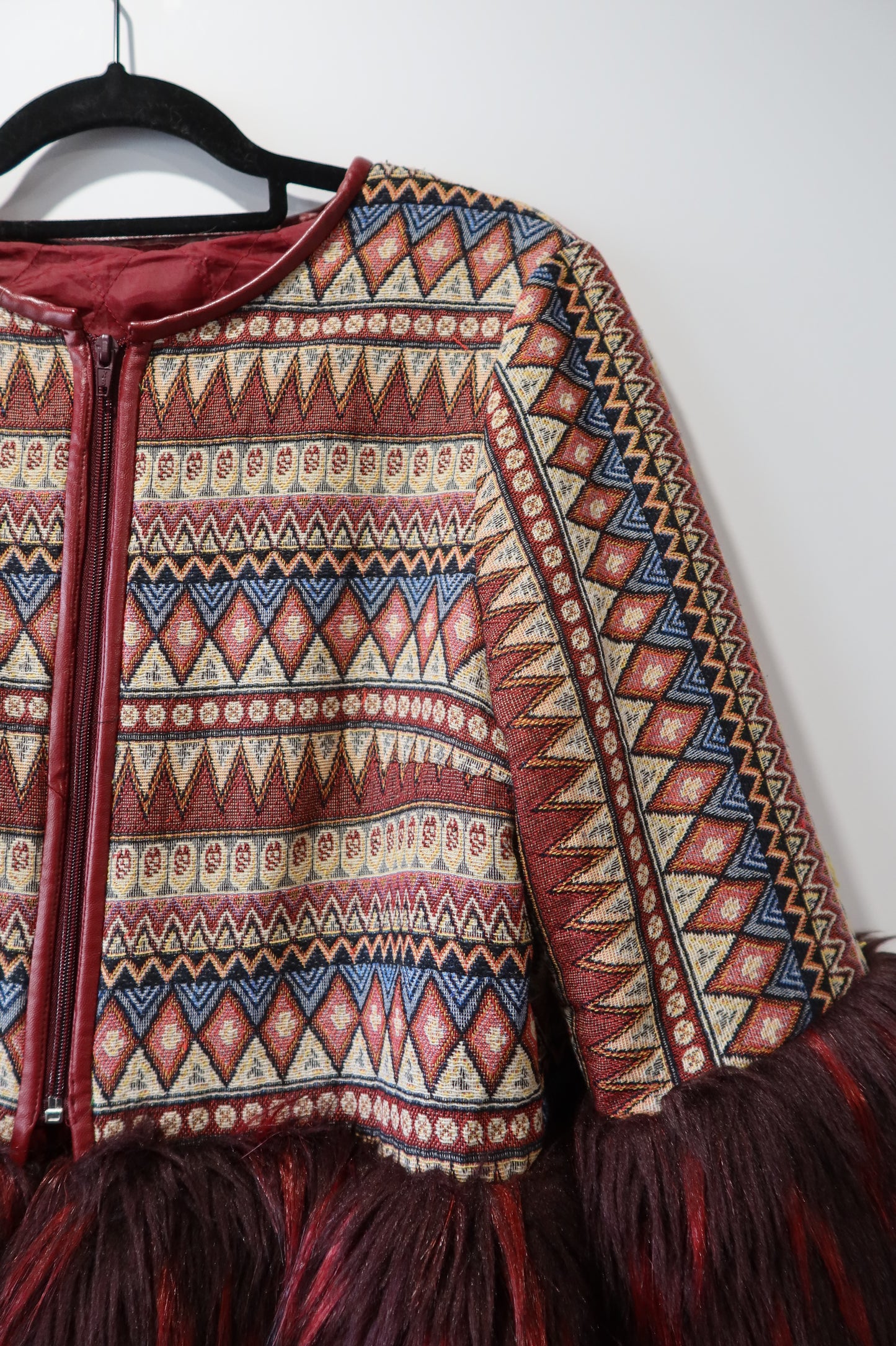 Veste bi-matière brodée avec fausse fourrure
