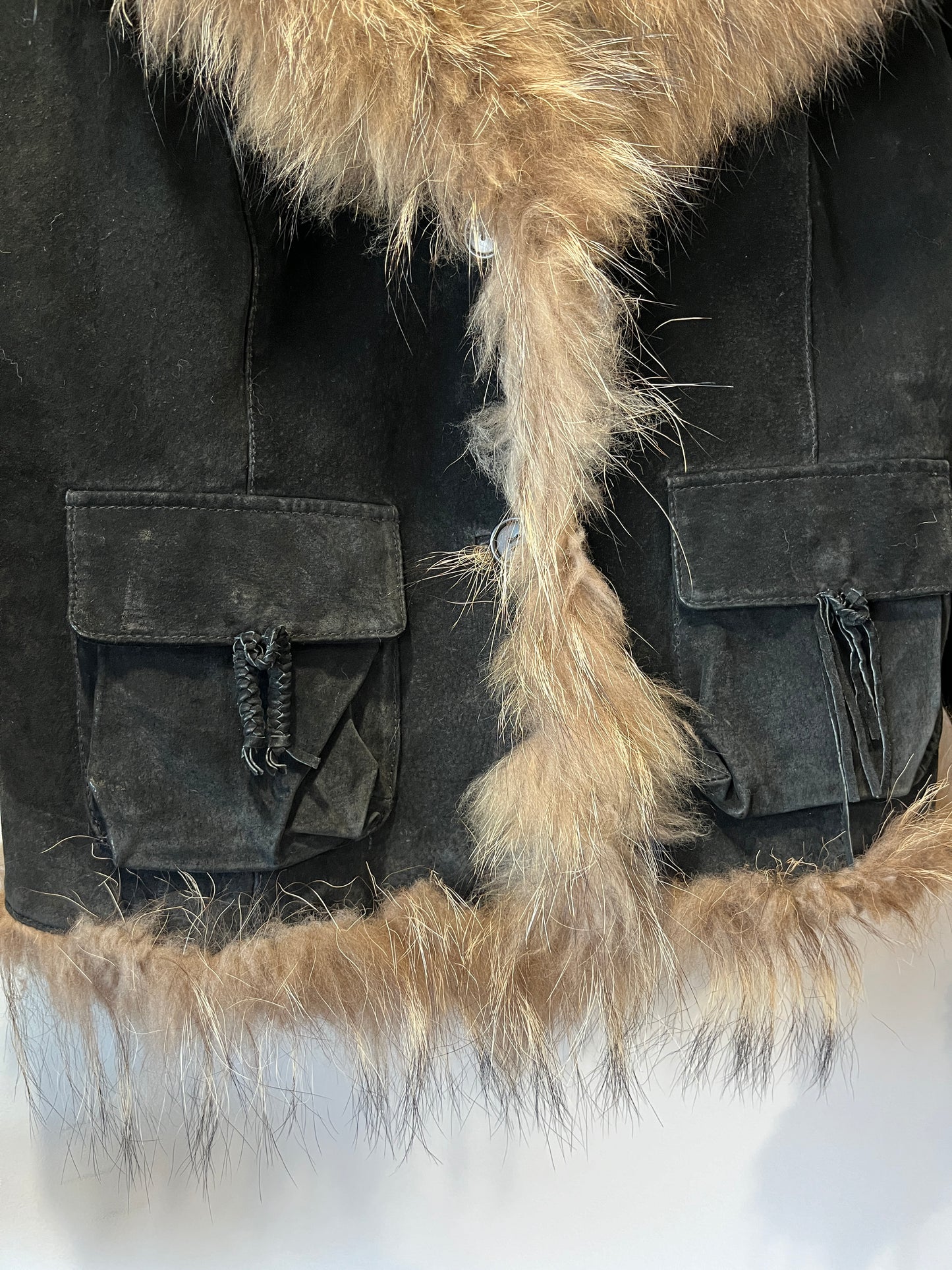 Veste en cuir noir avec bordures en fourrure