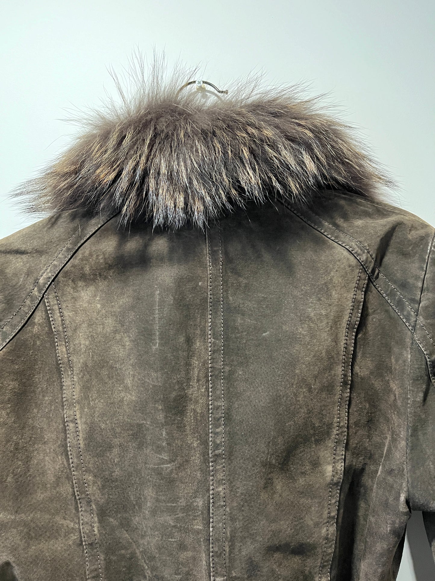 Veste en cuir marron et col en fourrure