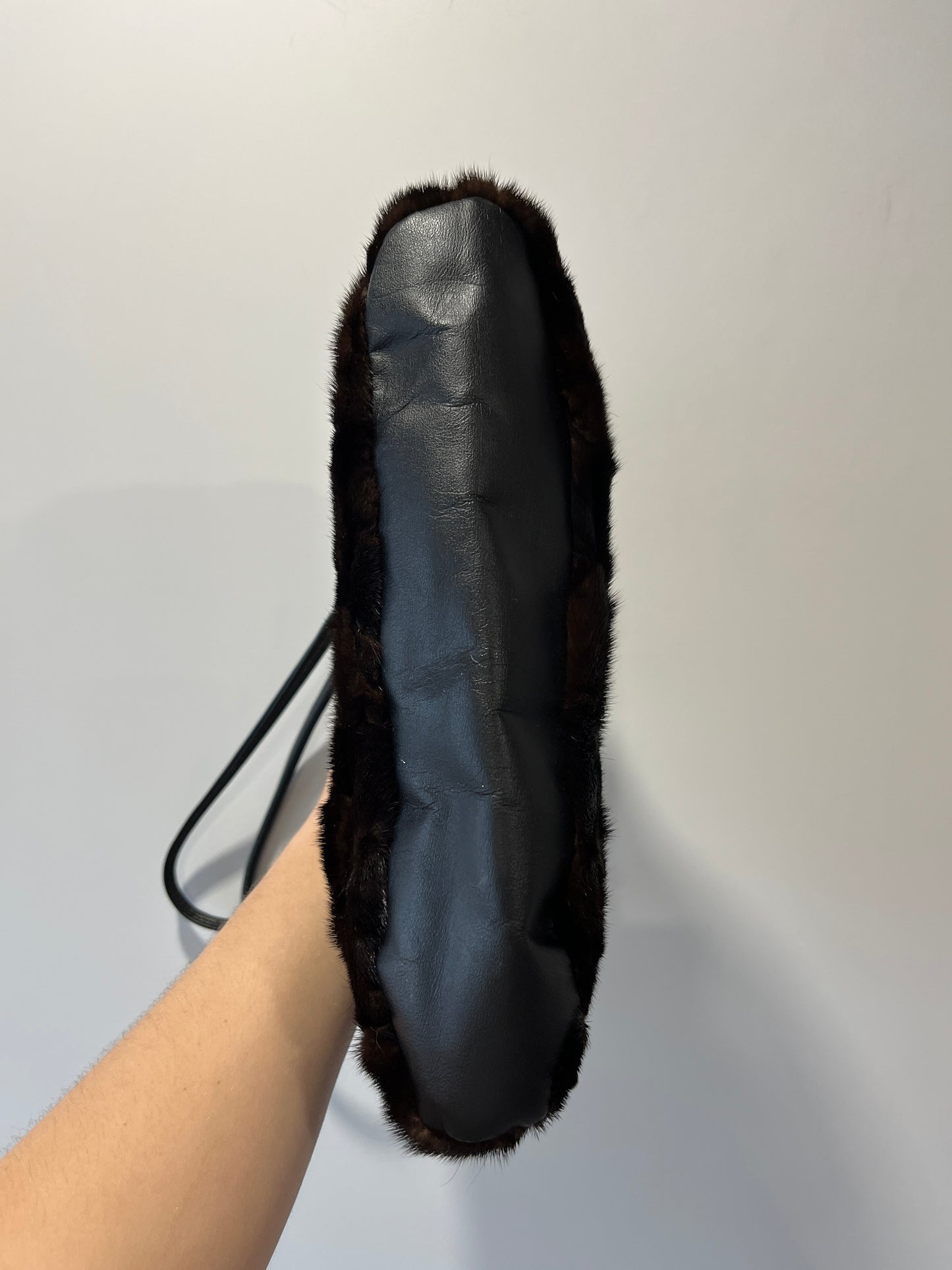 Sac en fourrure marron et fleur en cuir