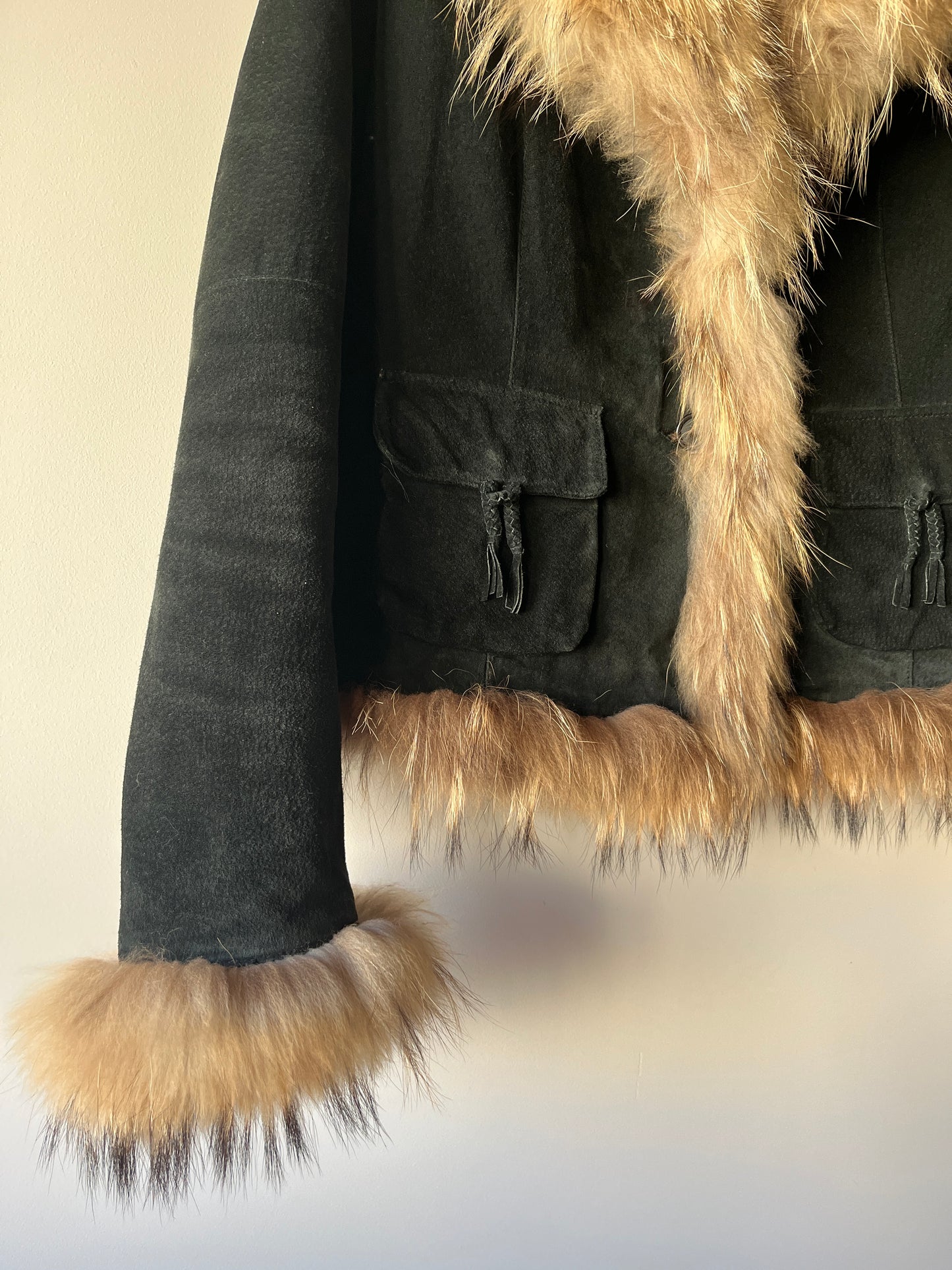 Veste en cuir noir avec bordures en fourrure