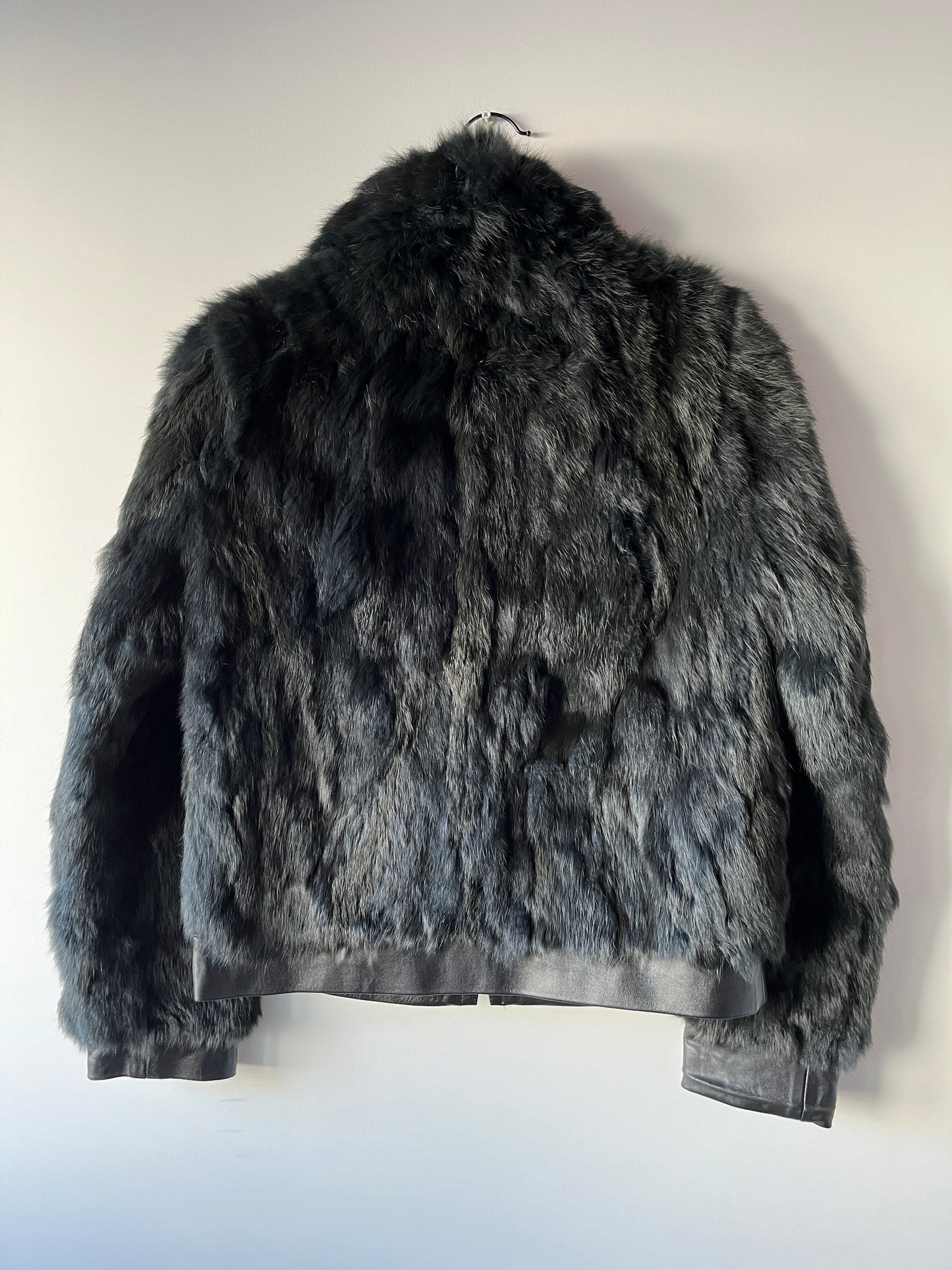 Veste courte en fourrure bleue nuit