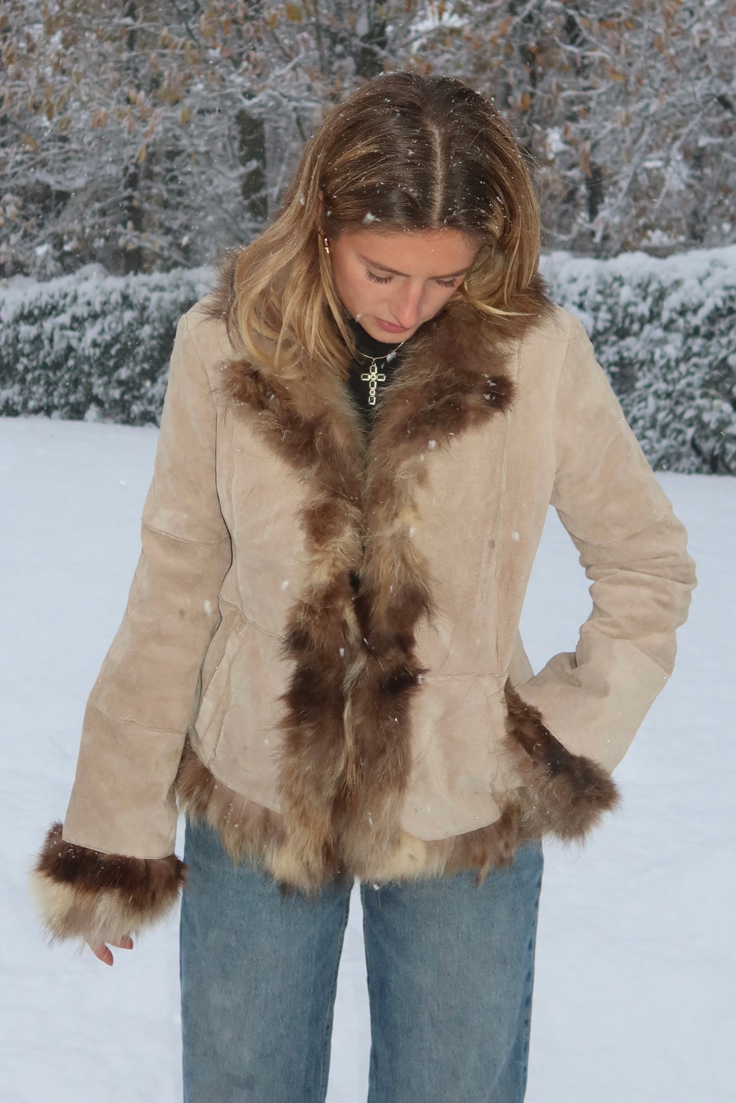 Veste en cuir beige avec bordures en fourrure