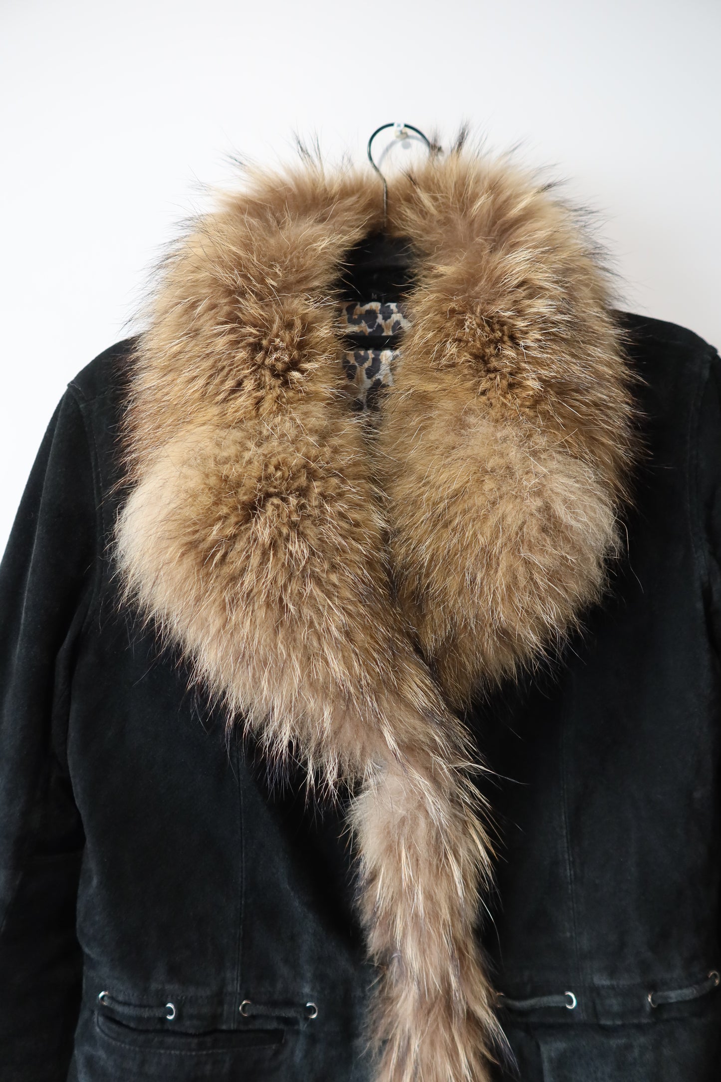 Veste en cuir noir avec bordures en fourrure